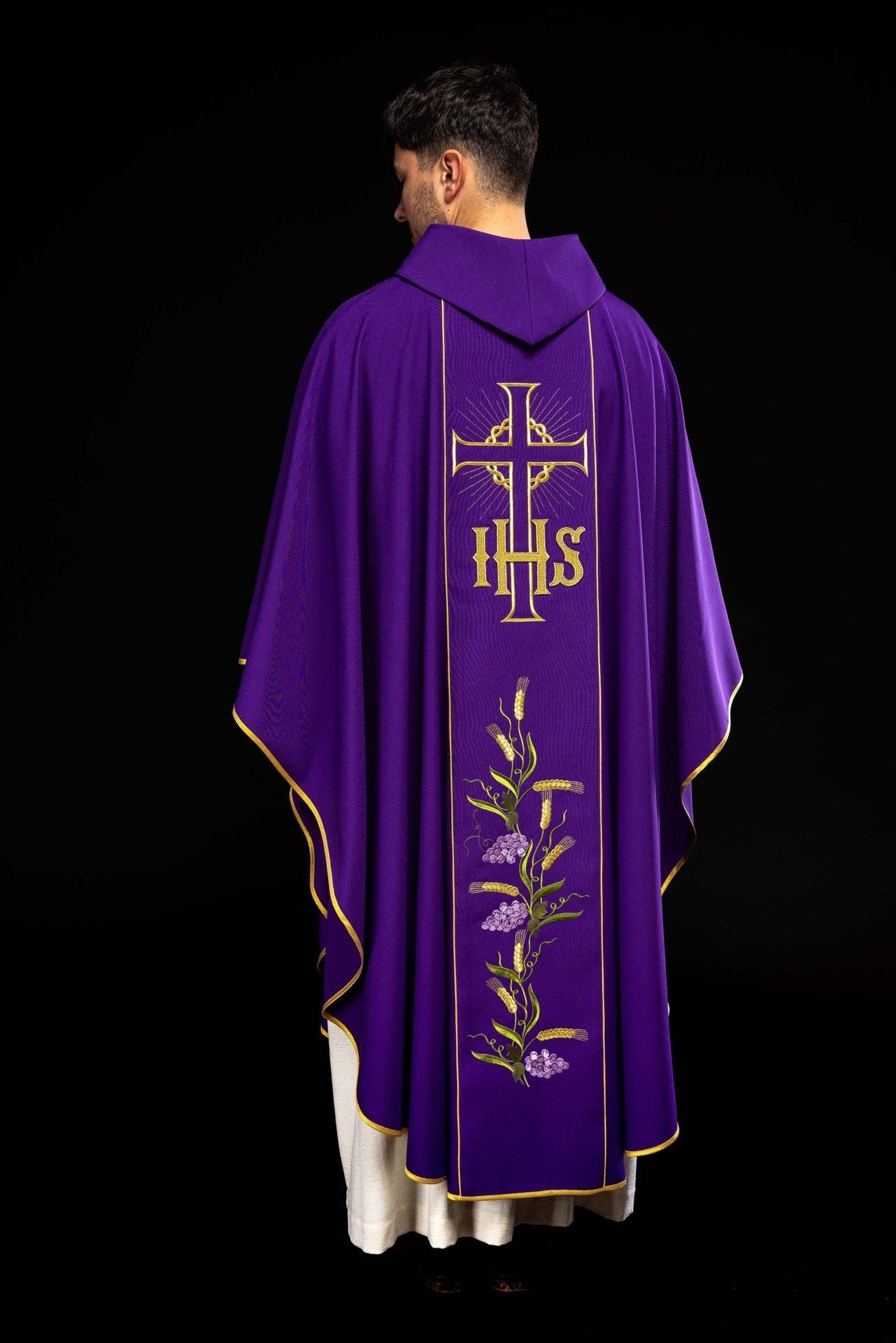 Fioletowy ornat ze zdobionym złotym pasem w IHS i kłosy