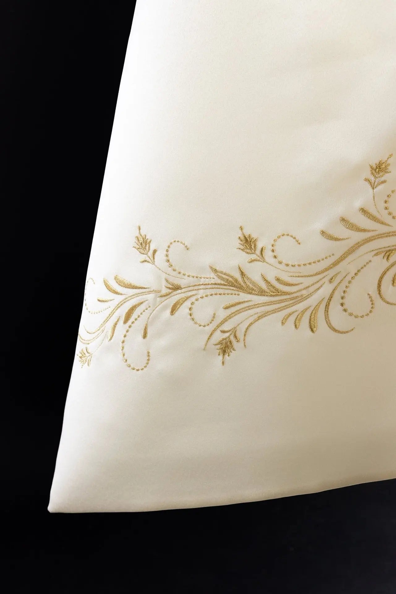 Embroidered veil with cross motif in ecru