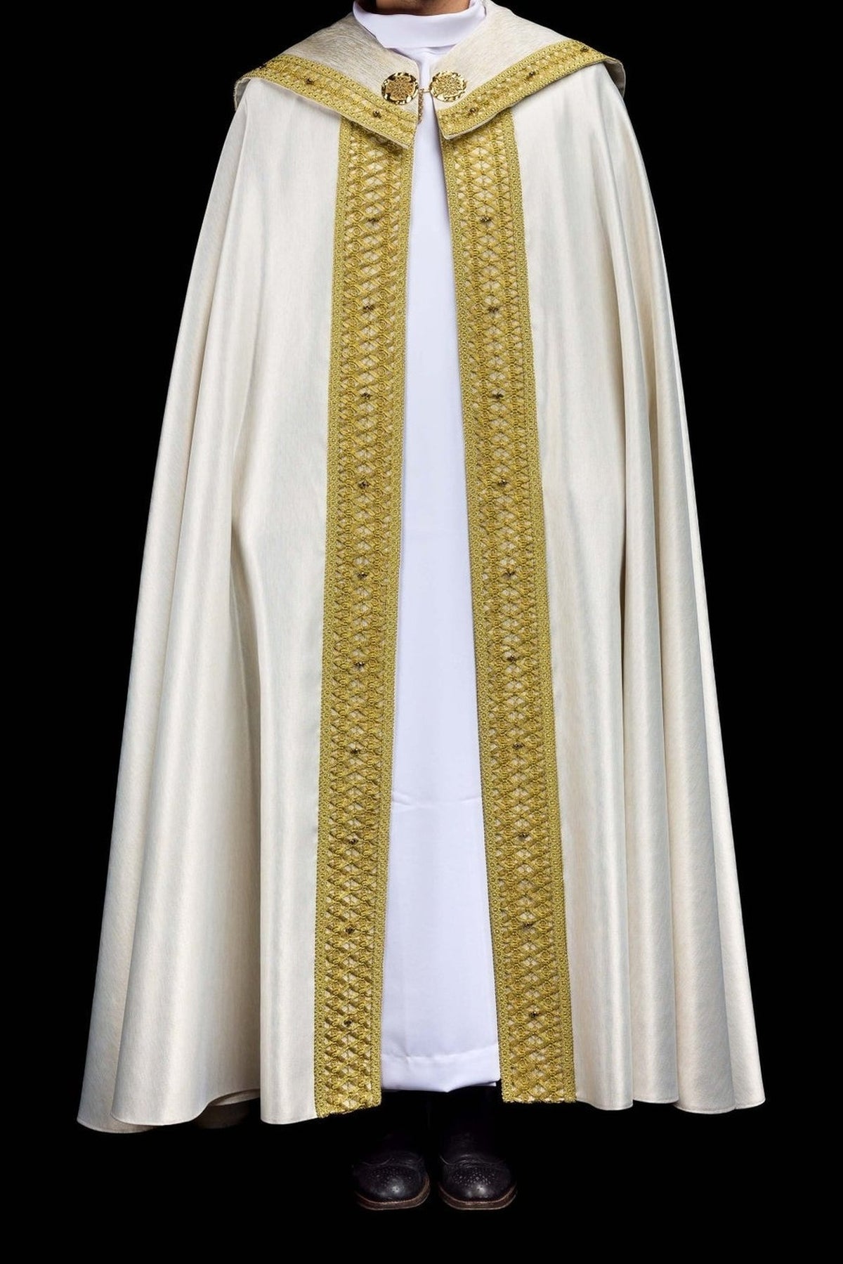 Marfim ecru capa de asperges com bordado dourado, vista frontal vestida