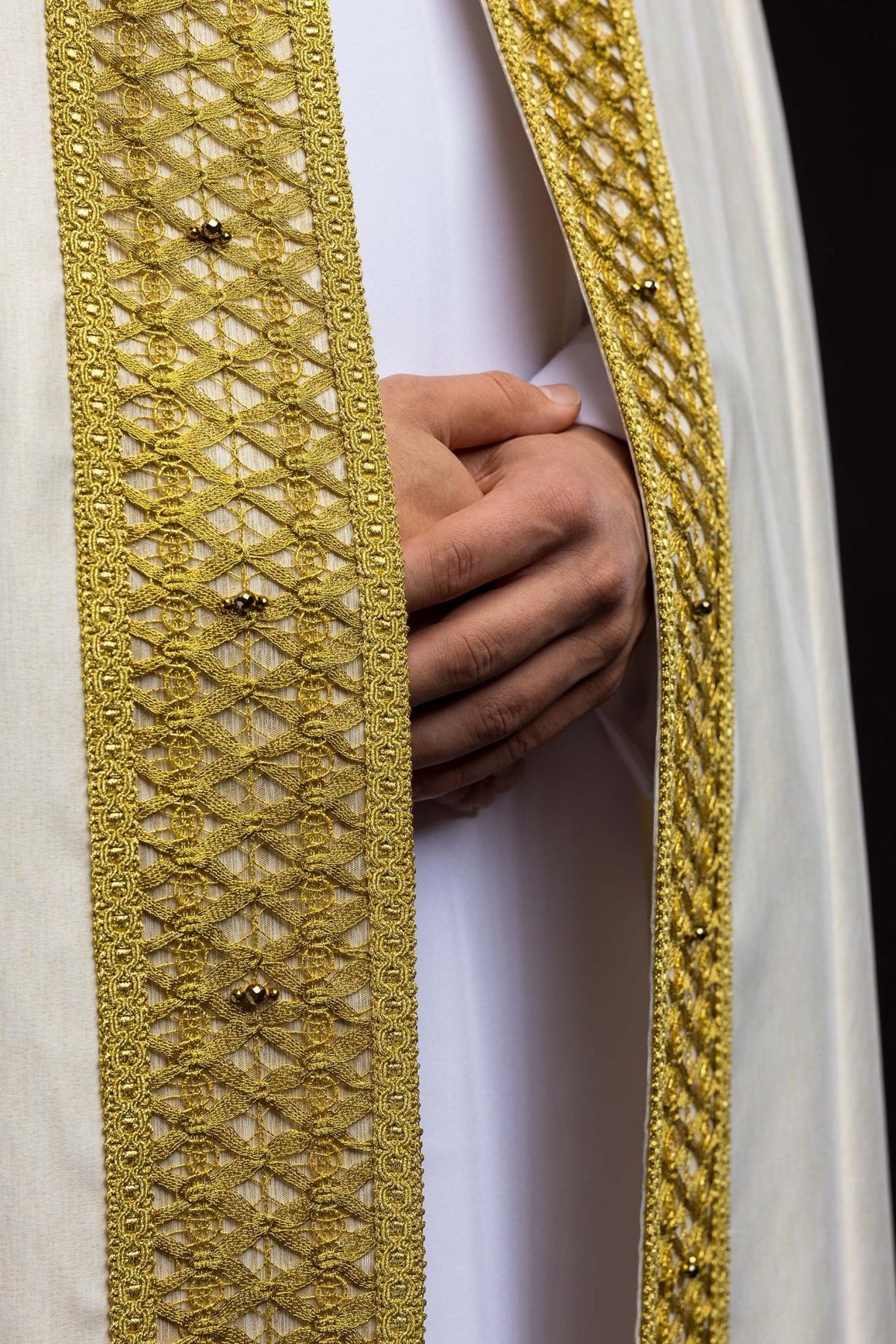 Marfim ecru capa de asperges com bordado dourado, detalhe da faixa frontal