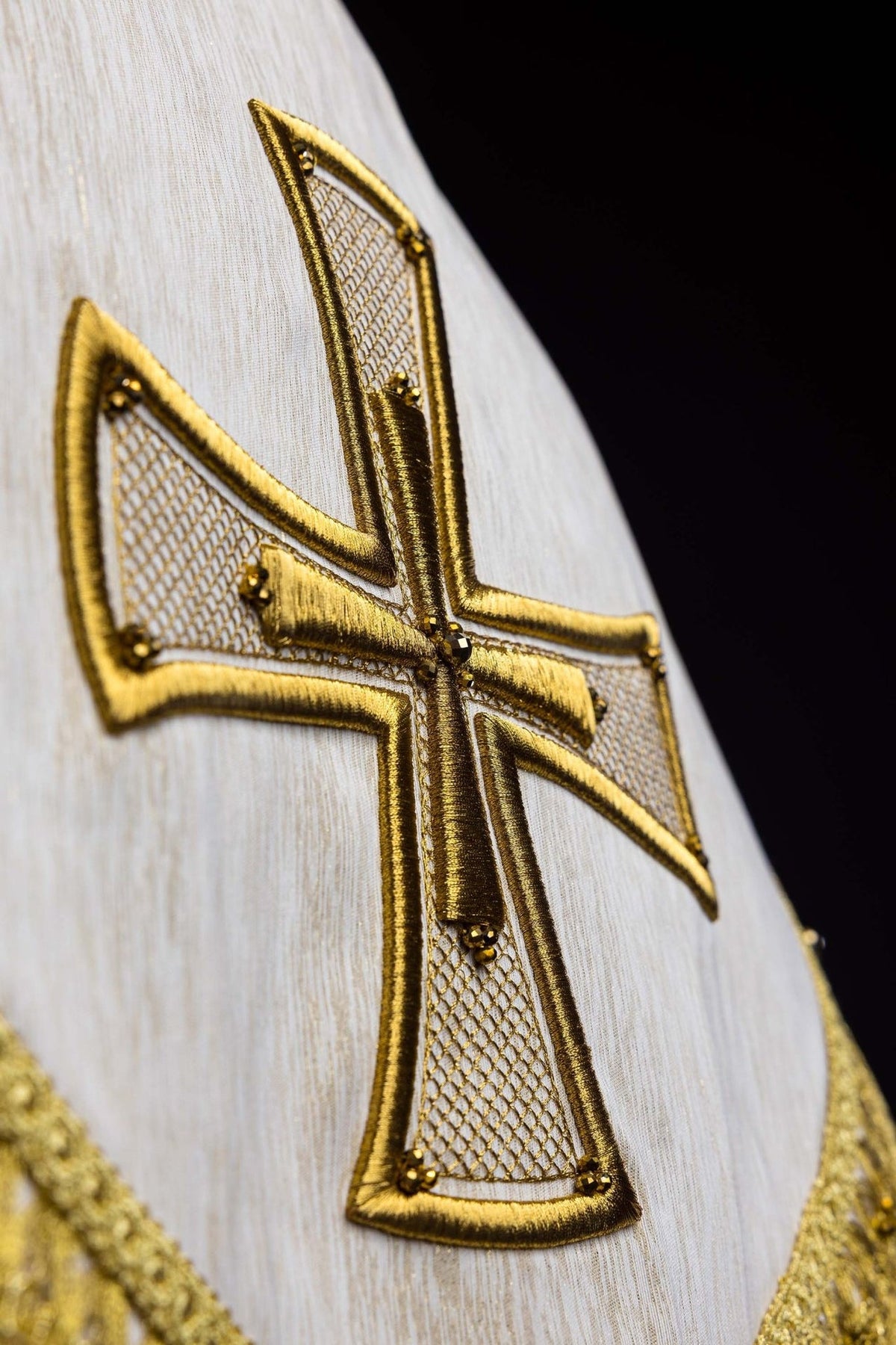 Marfim ecru capa de asperges com cruz bordada, detalhe lateral