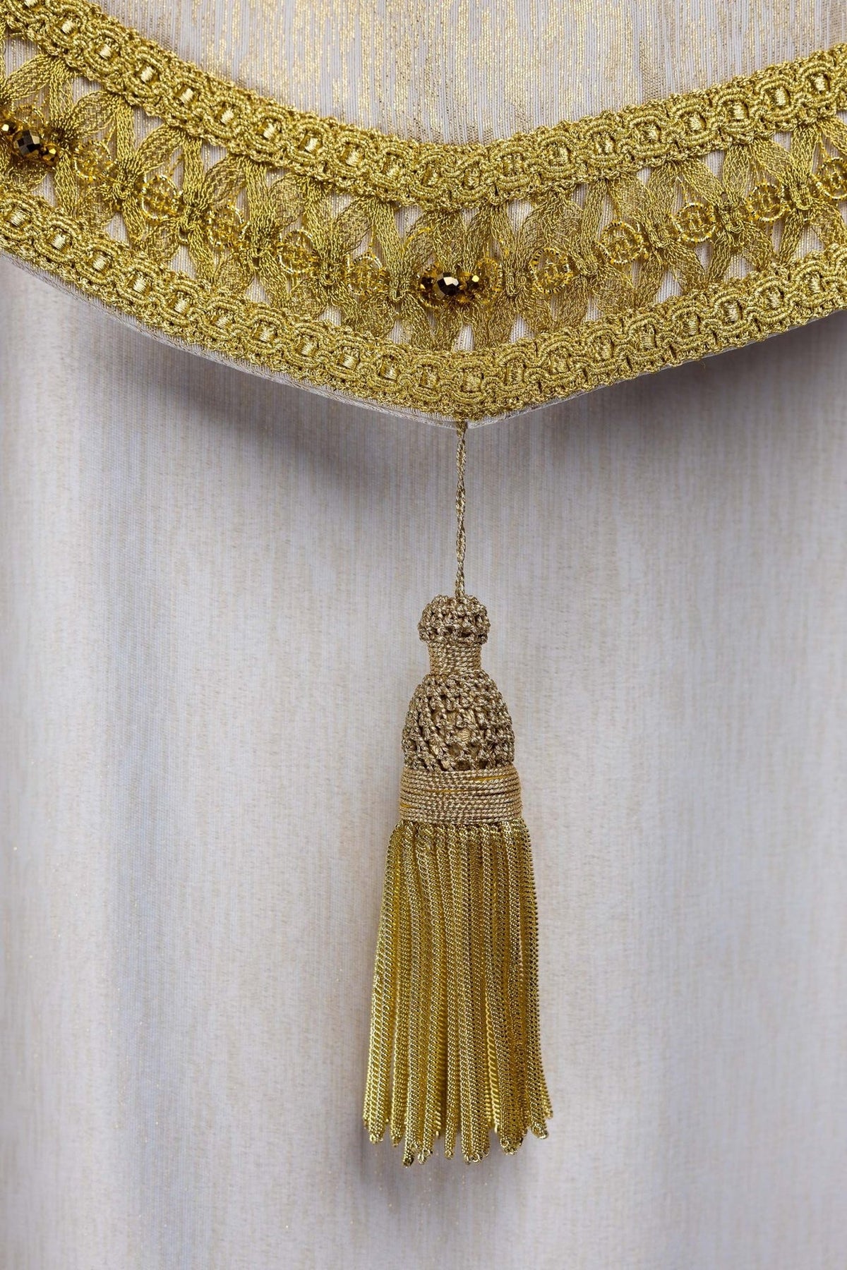 Marfim ecru capa de asperges com bordado dourado, close-up da borla