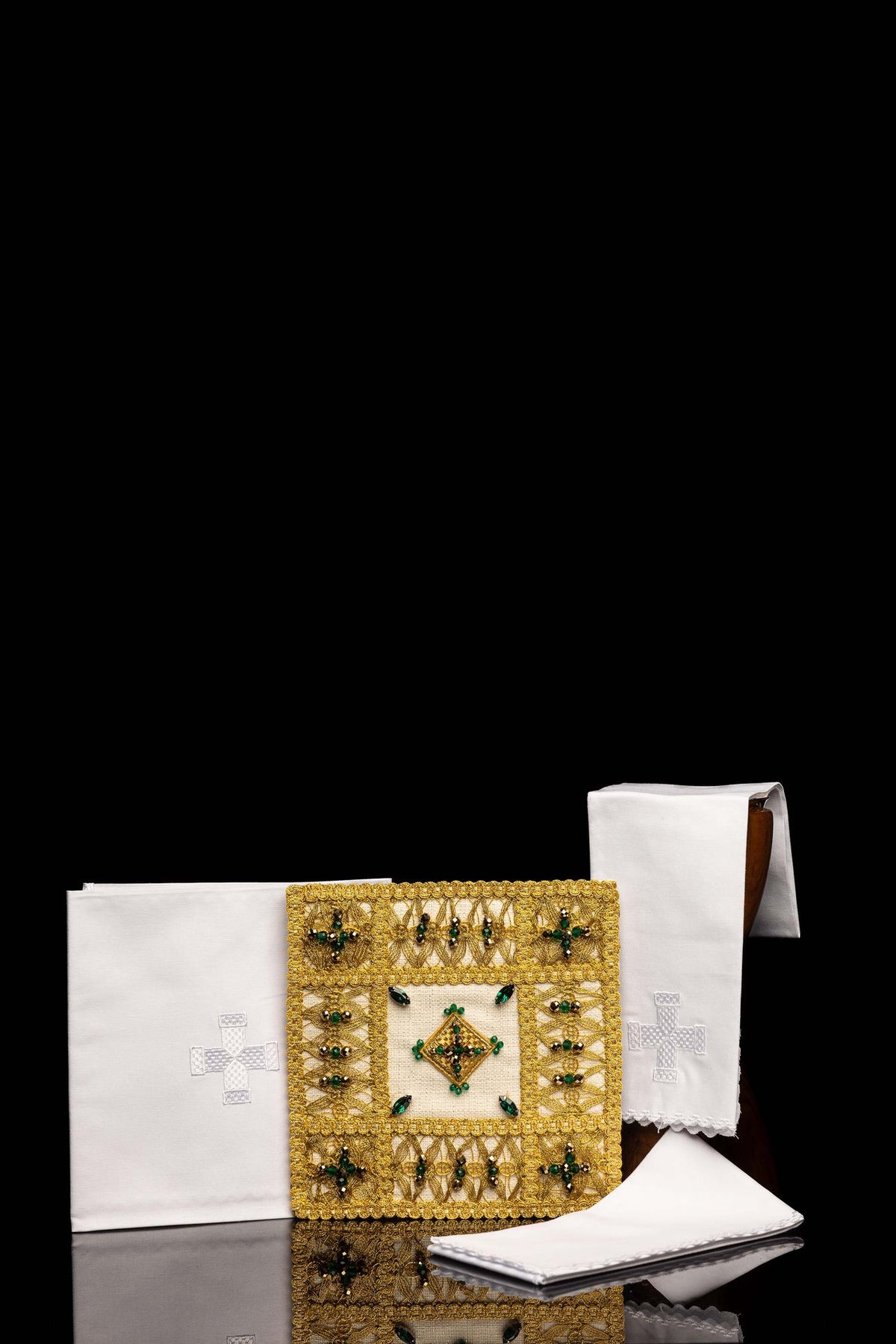 Branco conjunto de alfaias litúrgicas com pedras naturais, cruz bordada e detalhes dourados, vista frontal