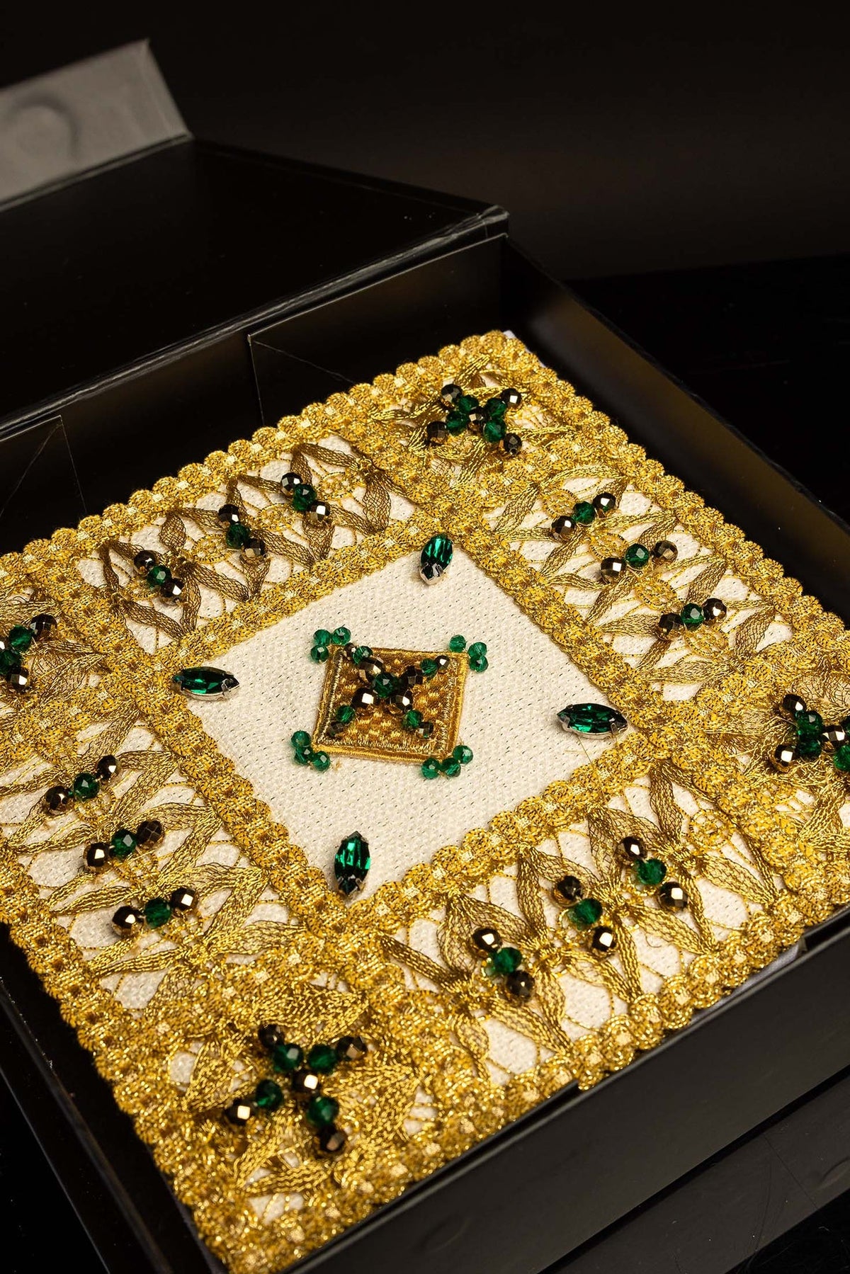 Branco conjunto de alfaias litúrgicas com pedras naturais, bordado dourado e pedras verdes, dentro da caixa