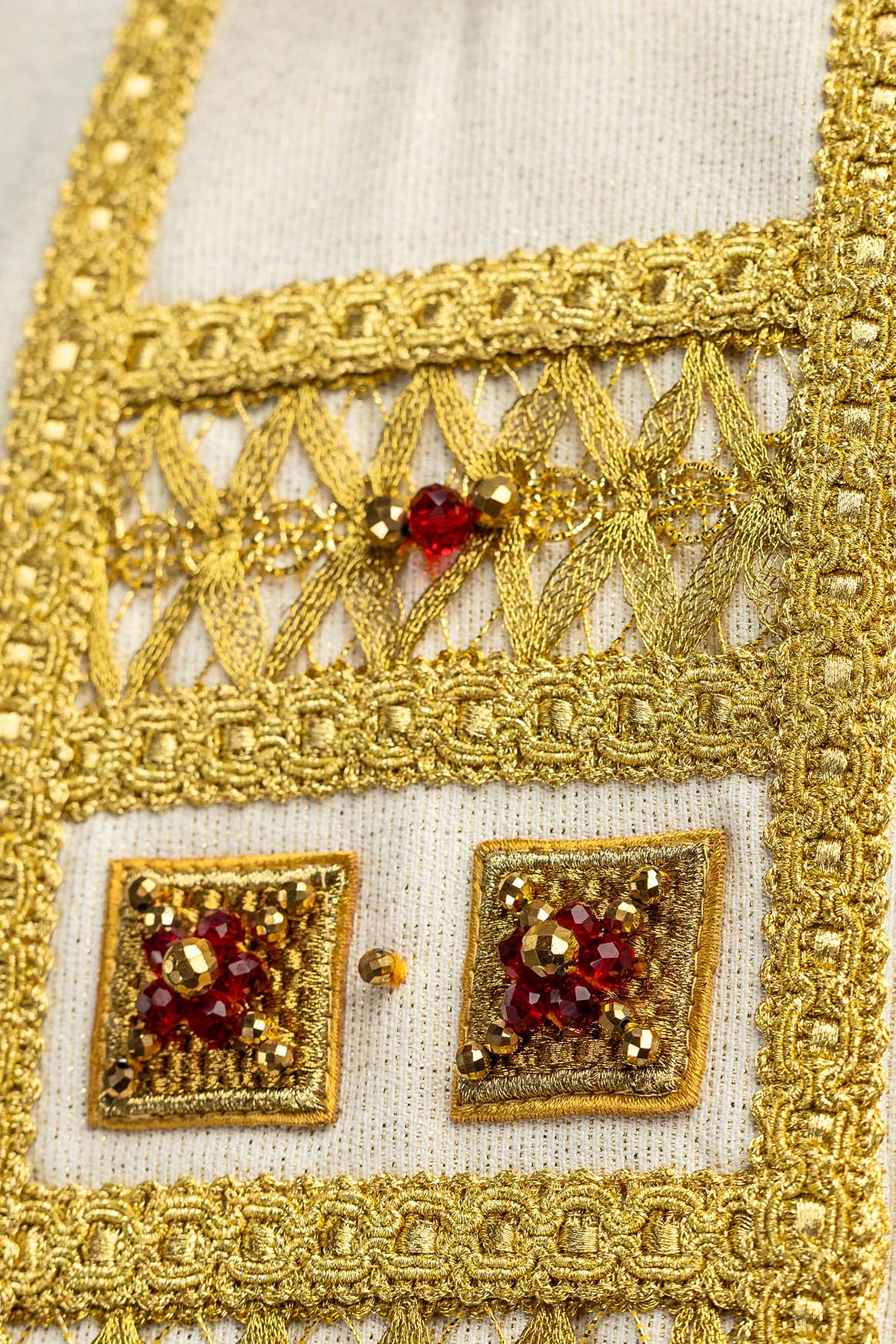 Avorio casula con ricamo dorato e pietre rosse, dettaglio dello stolone