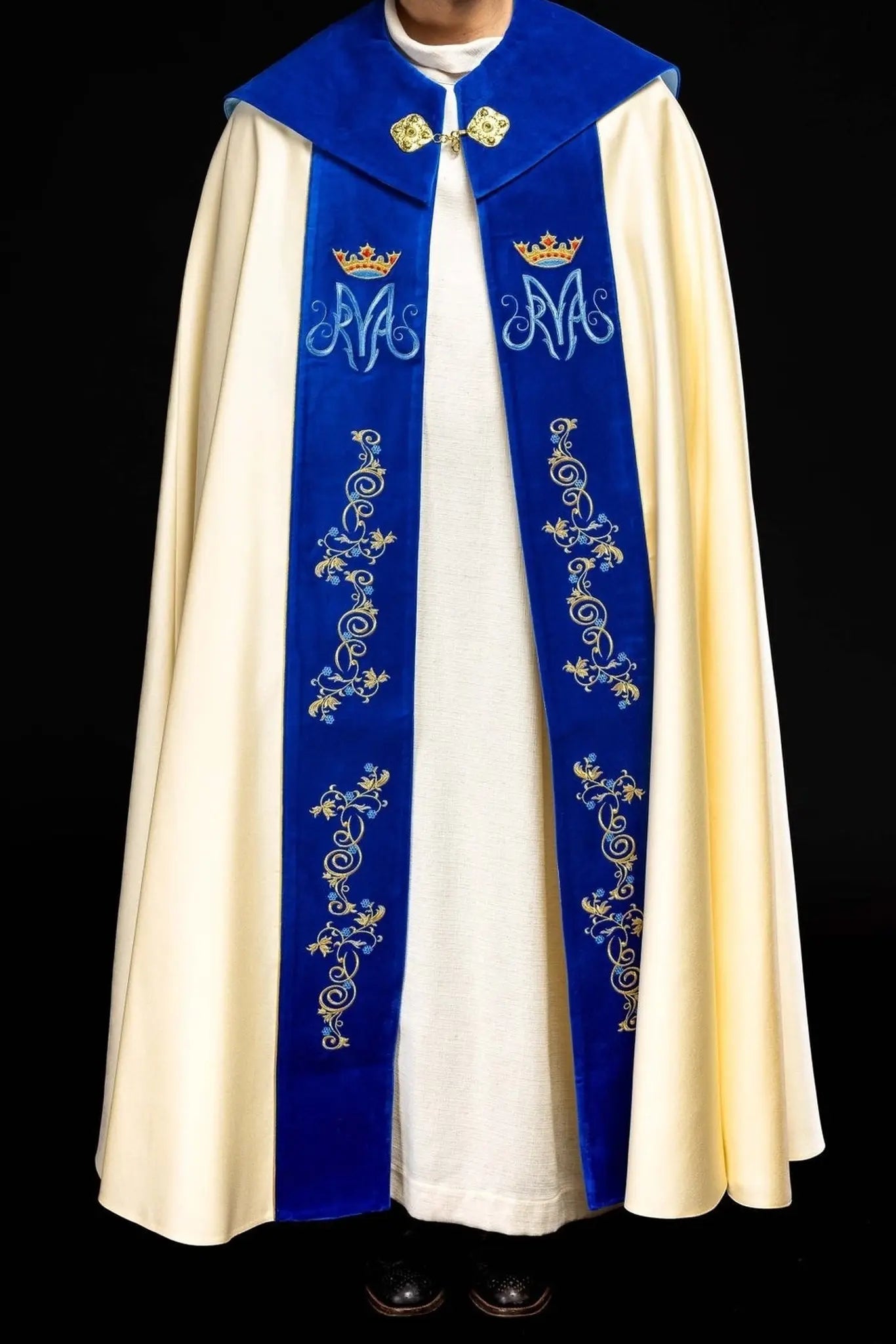 Embroidered Marian cape with ecru velvet