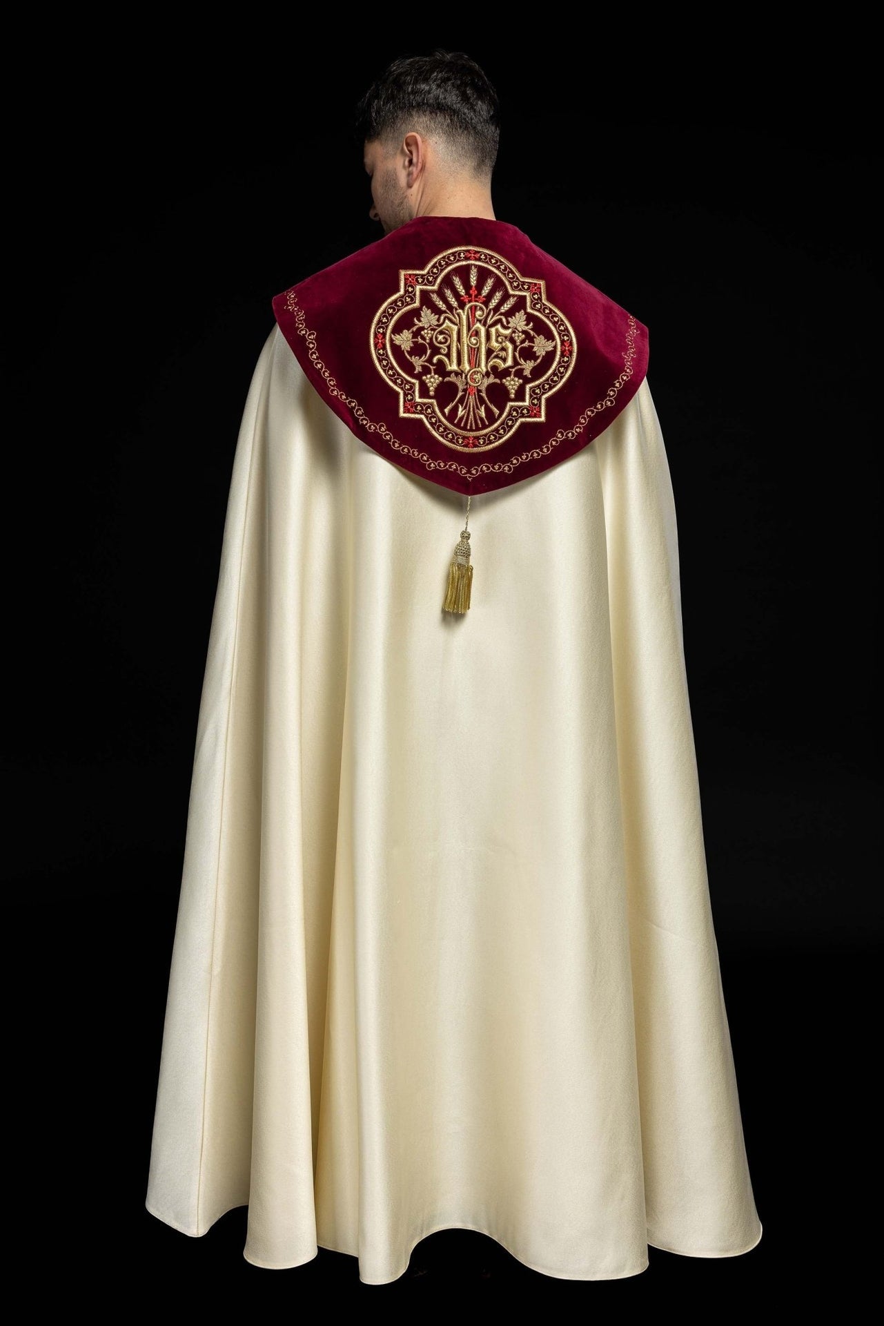 Kapa haftowana na aksamicie IHS ecru