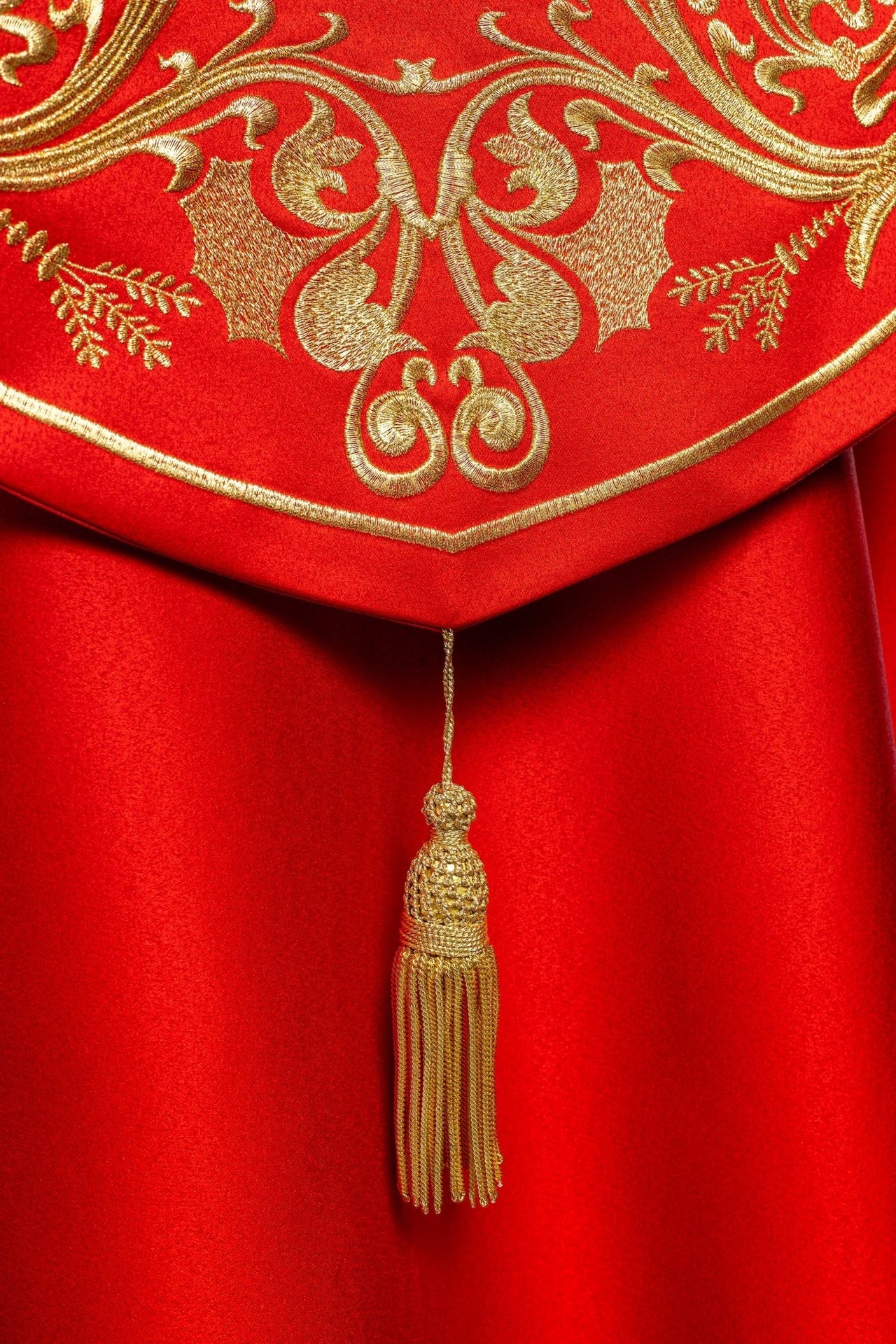 Kapa liturgiczna bogato haftowana IHS w kolorze czerwonym