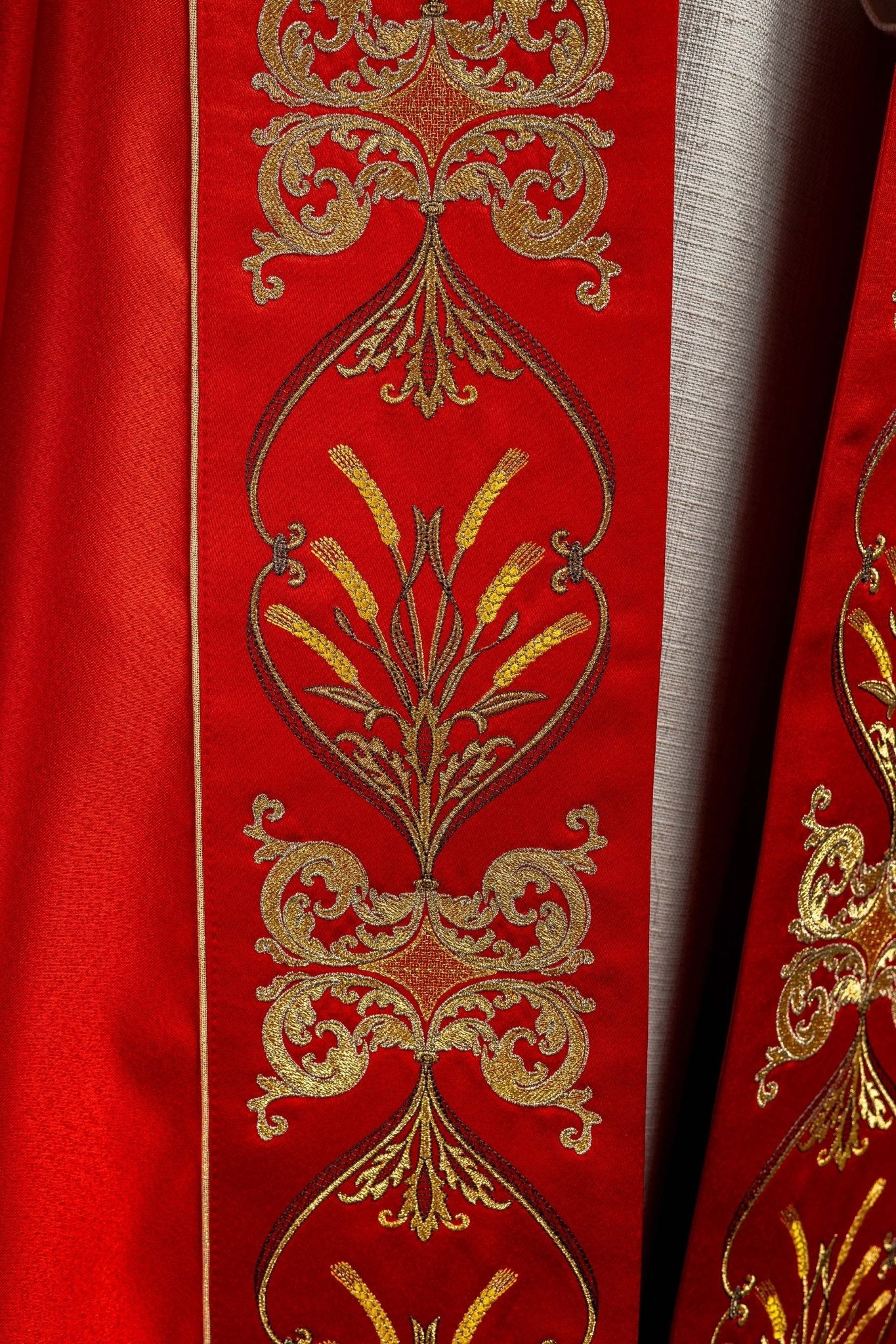 Kapa liturgiczna haftowana kielich i IHS w odcieniu czerwonym