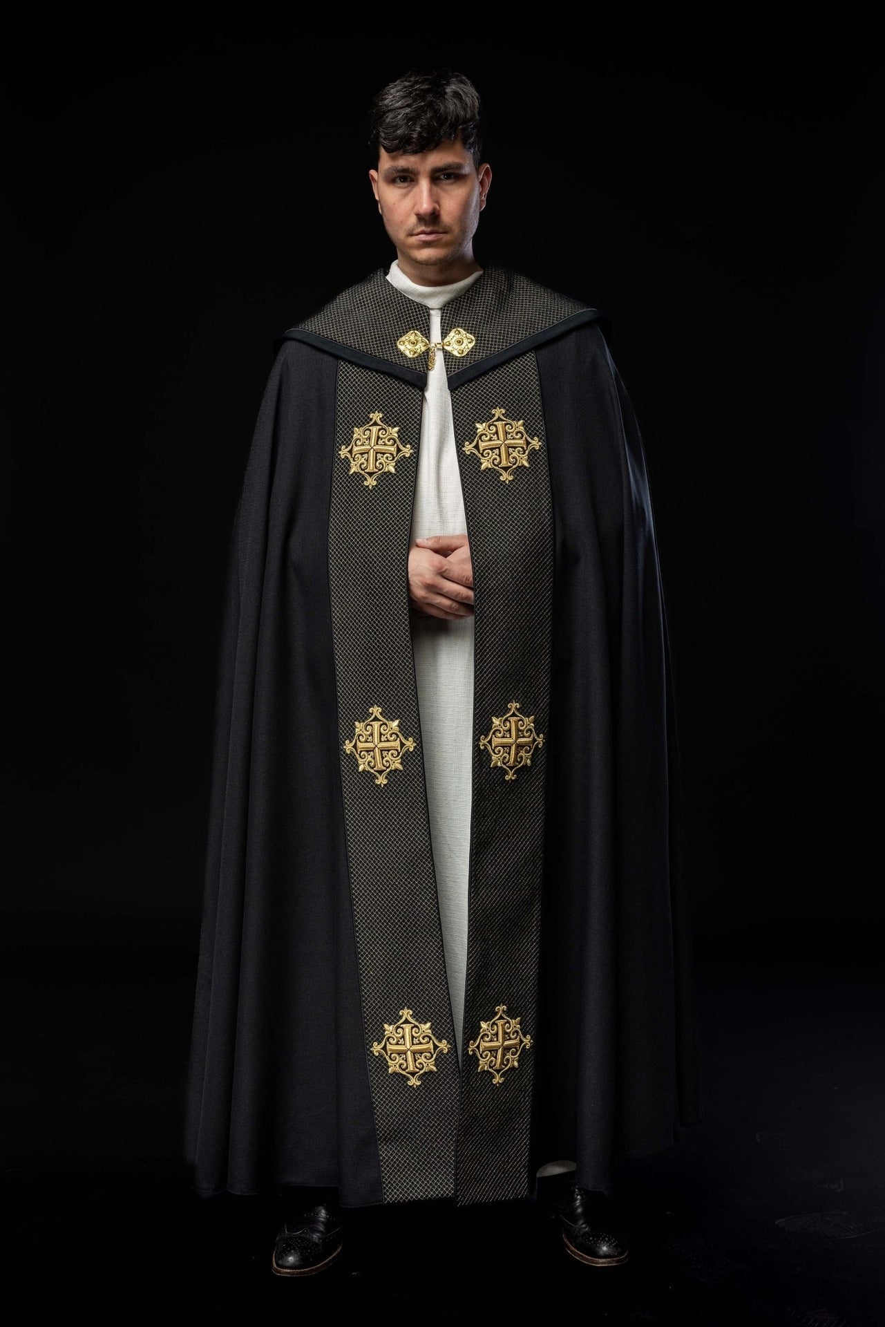 Kapa liturgiczna z aksamitnym czarnym pasem i haftem krzyży