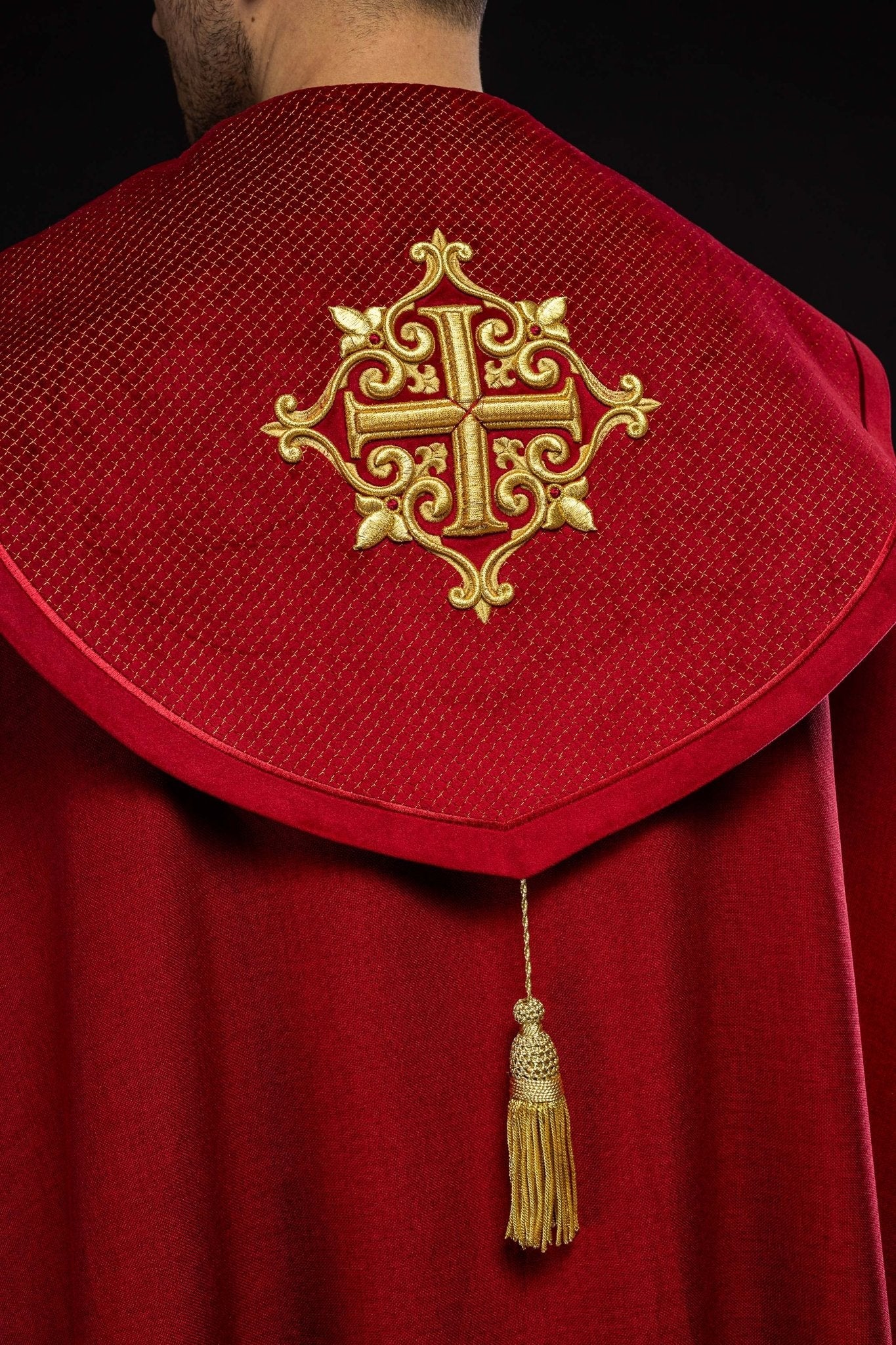 Kapa liturgiczna z aksamitnym czerwonym pasem i haftem krzyży