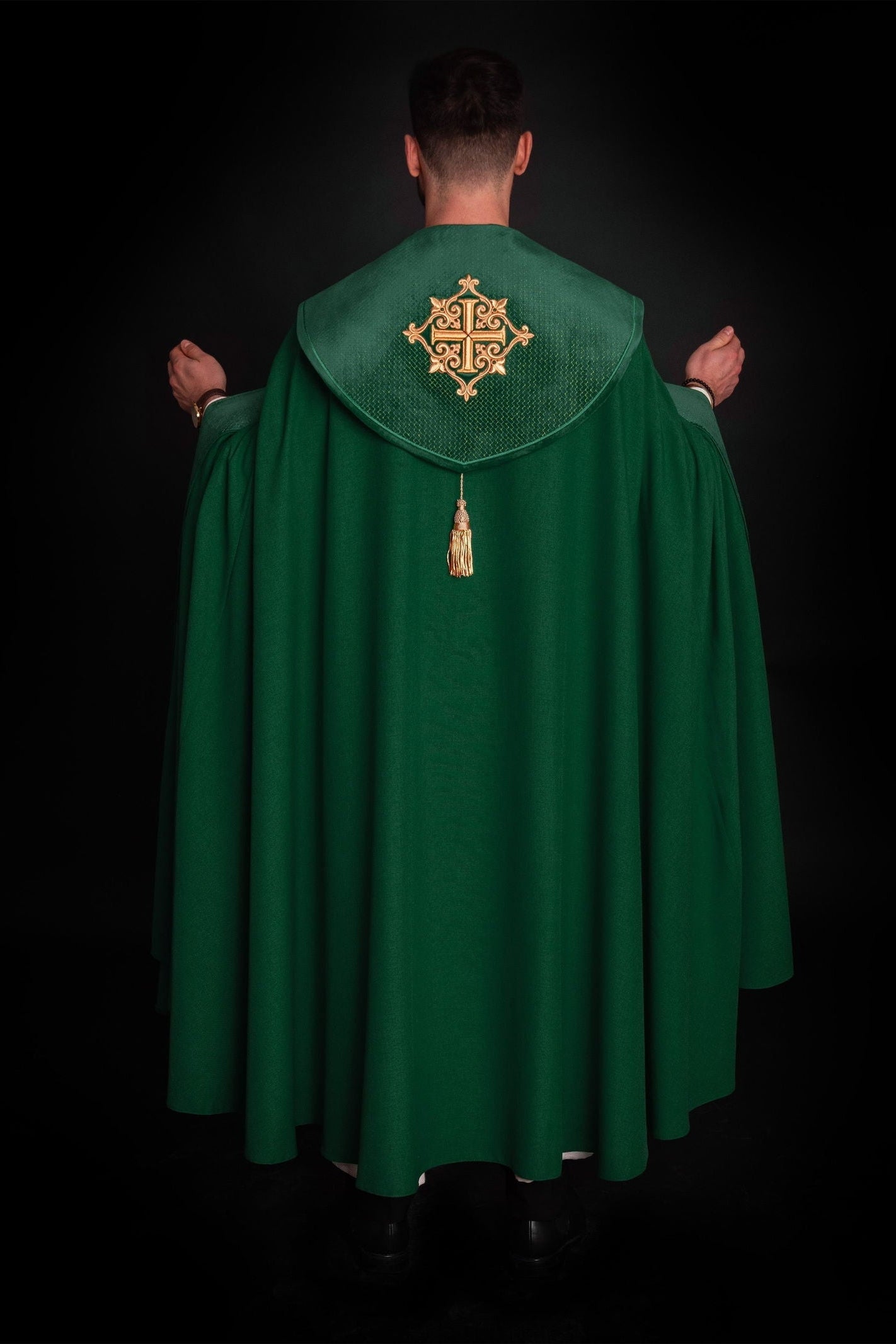 Liturgical cape with green velvet belt and embroidery of crosses