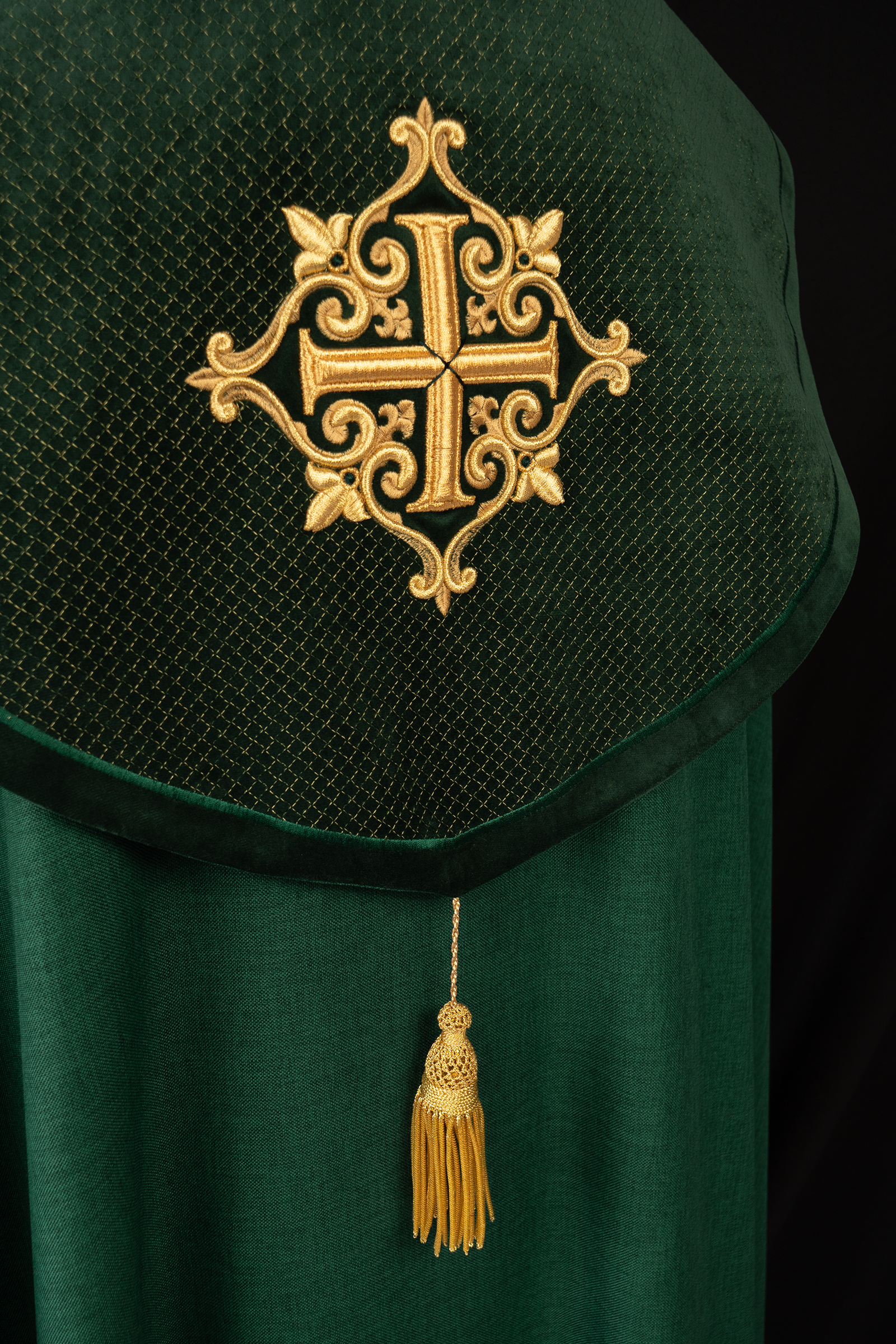 Liturgical cape with green velvet belt and embroidery of crosses