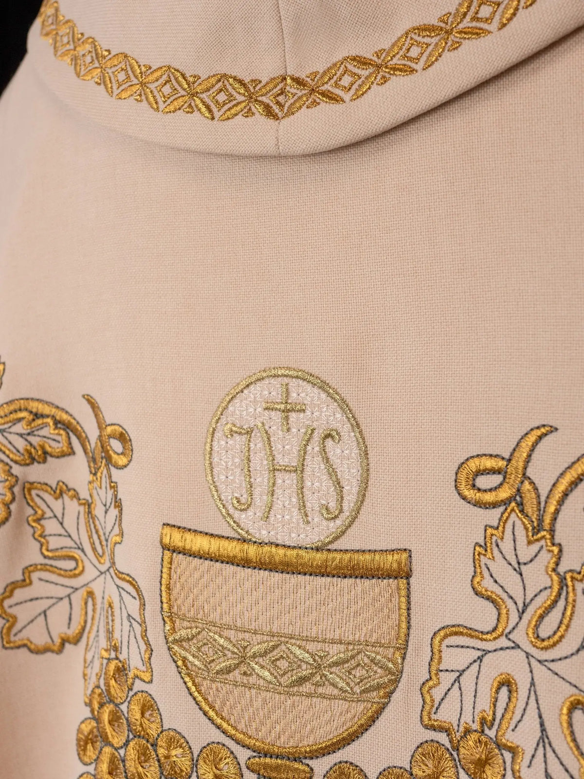 Casula avorio ricamata con calice, simbolo IHS e uva, dettaglio del collo