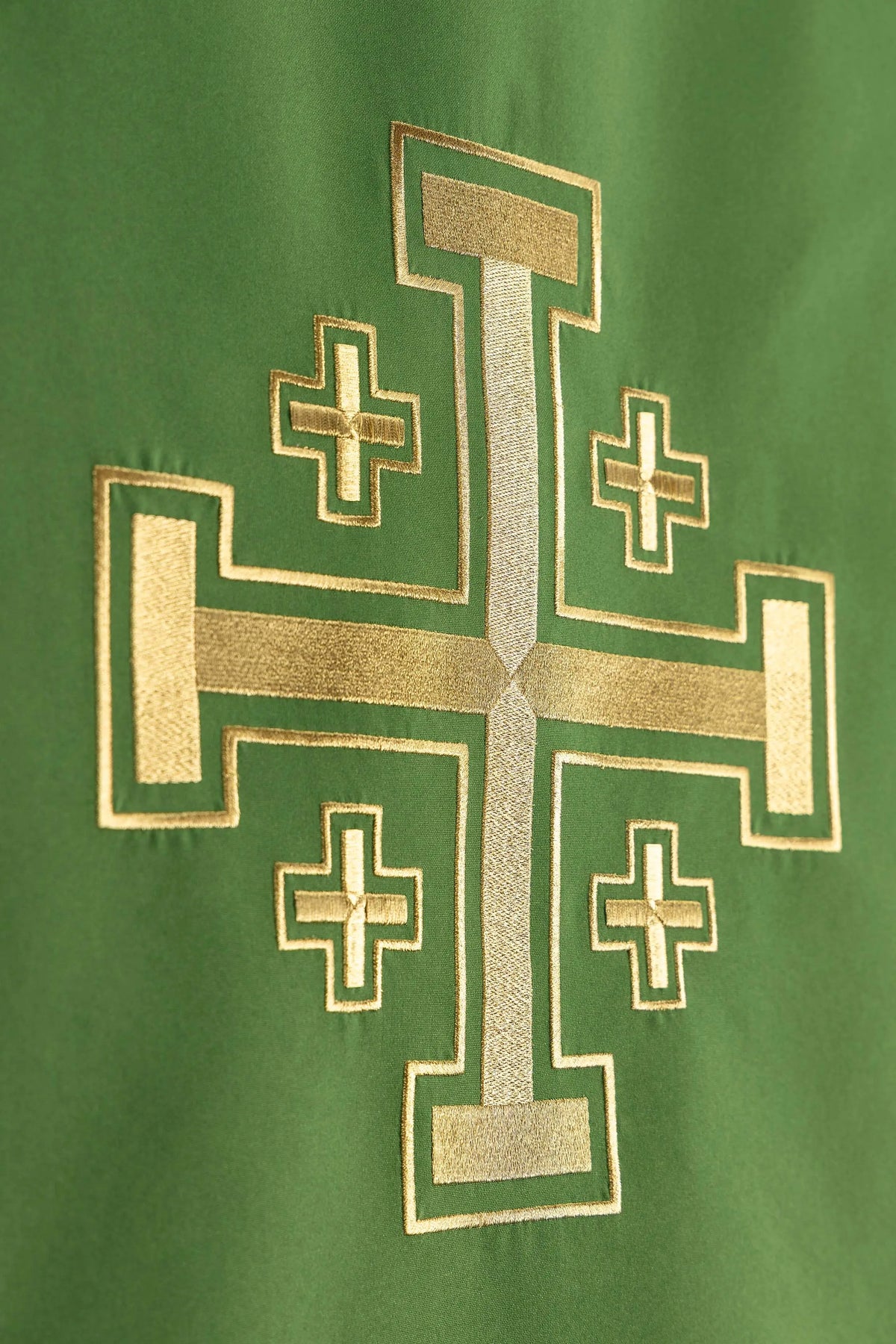 Verde copri ambone con la Croce di Gerusalemme, ricamo dorato, vista ravvicinata