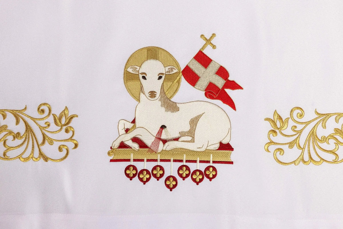 Bianco tovaglia d'altare con ricamo dell'Agnello di Dio e motivi dorati, primo piano