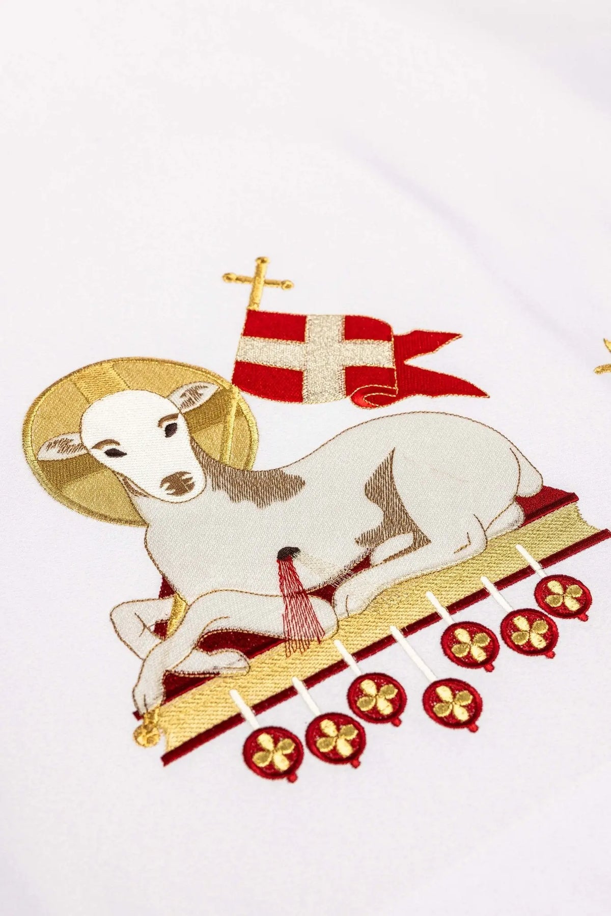 Bianco tovaglia d'altare con ricamo dell'Agnello di Dio e croce, dettaglio ravvicinato