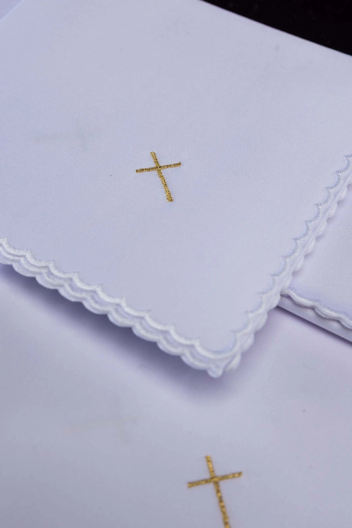 Bianco corporale con ricamo dorato della croce, primo piano