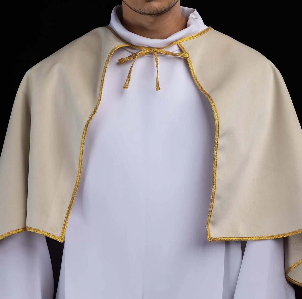 Marfim ecru capa de coroinha de veludo, laço e viés dourados, close frontal