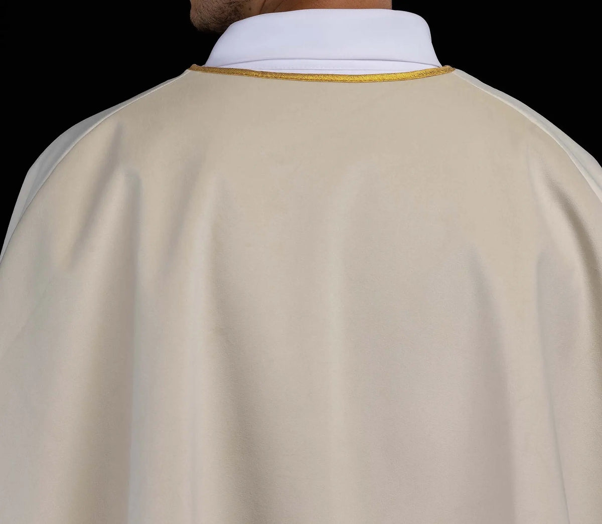 Marfim ecru capa de coroinha de veludo, parte posterior lisa e viés dourado, close