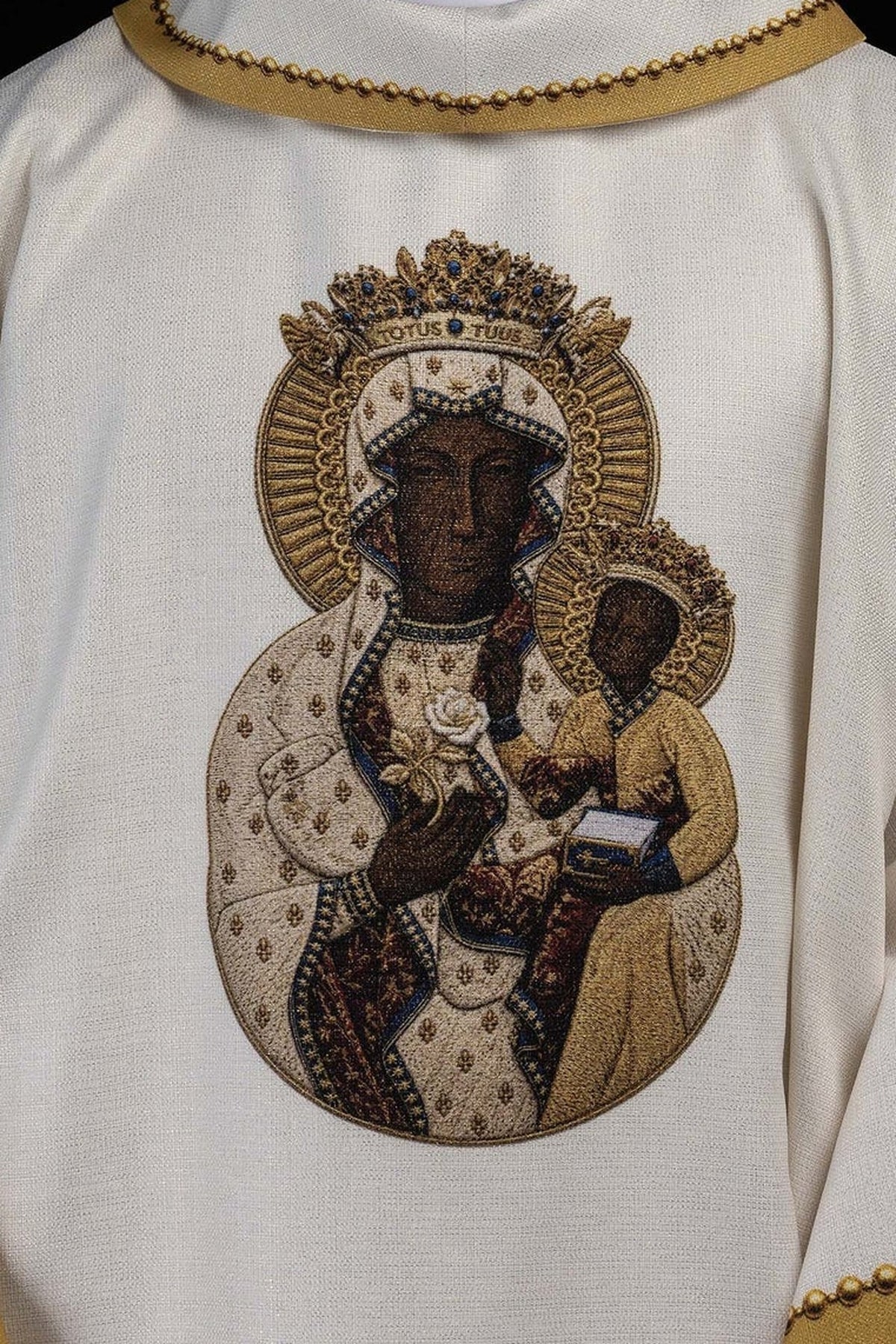 Marfim ecru casula para Nossa Senhora de Częstochowa com imagem impressa, imagem frontal em close