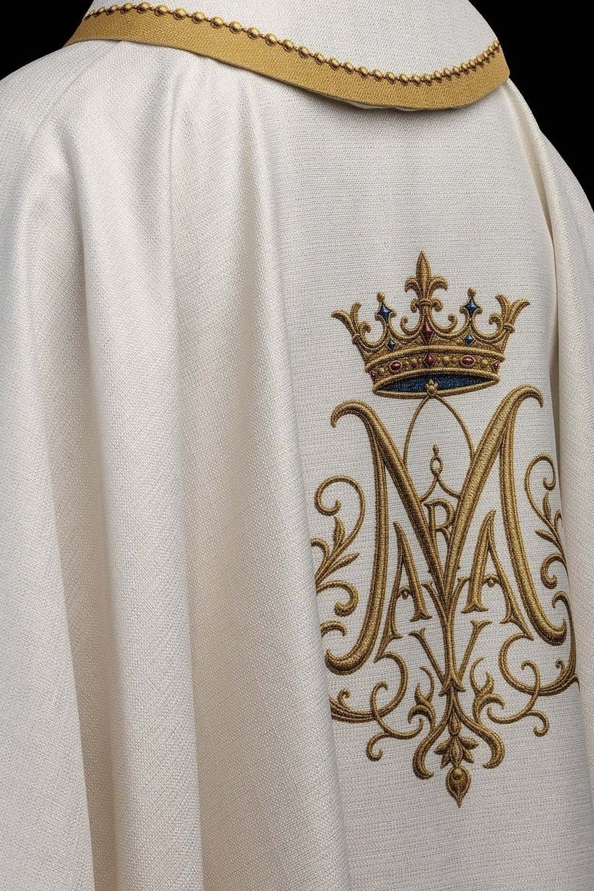 Marfim ecru casula com Nossa Senhora de Częstochowa, galão dourado na manga em close