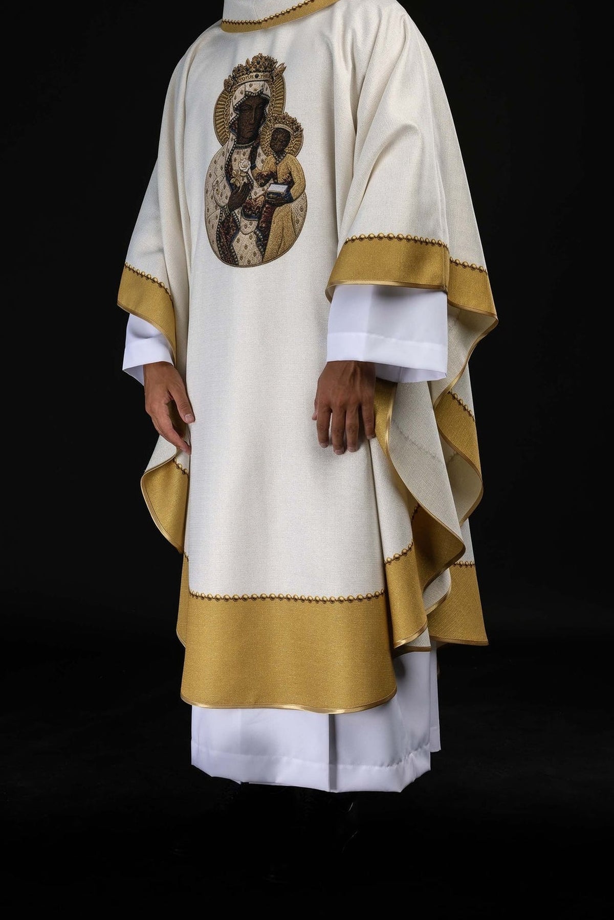 Marfim ecru casula com Nossa Senhora de Częstochowa, vista frontal lateral