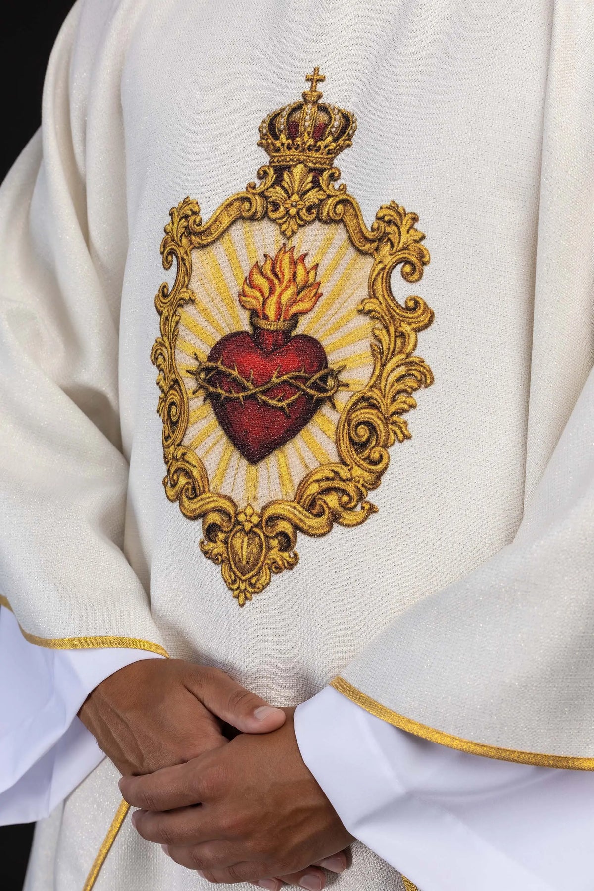 Bianco casula con Sacro Cuore di Gesù, primo piano del ricamo frontale