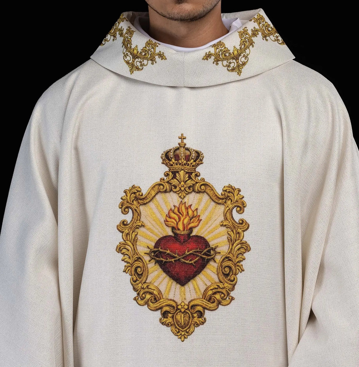 Bianco casula con Sacro Cuore di Gesù, vista frontale ravvicinata