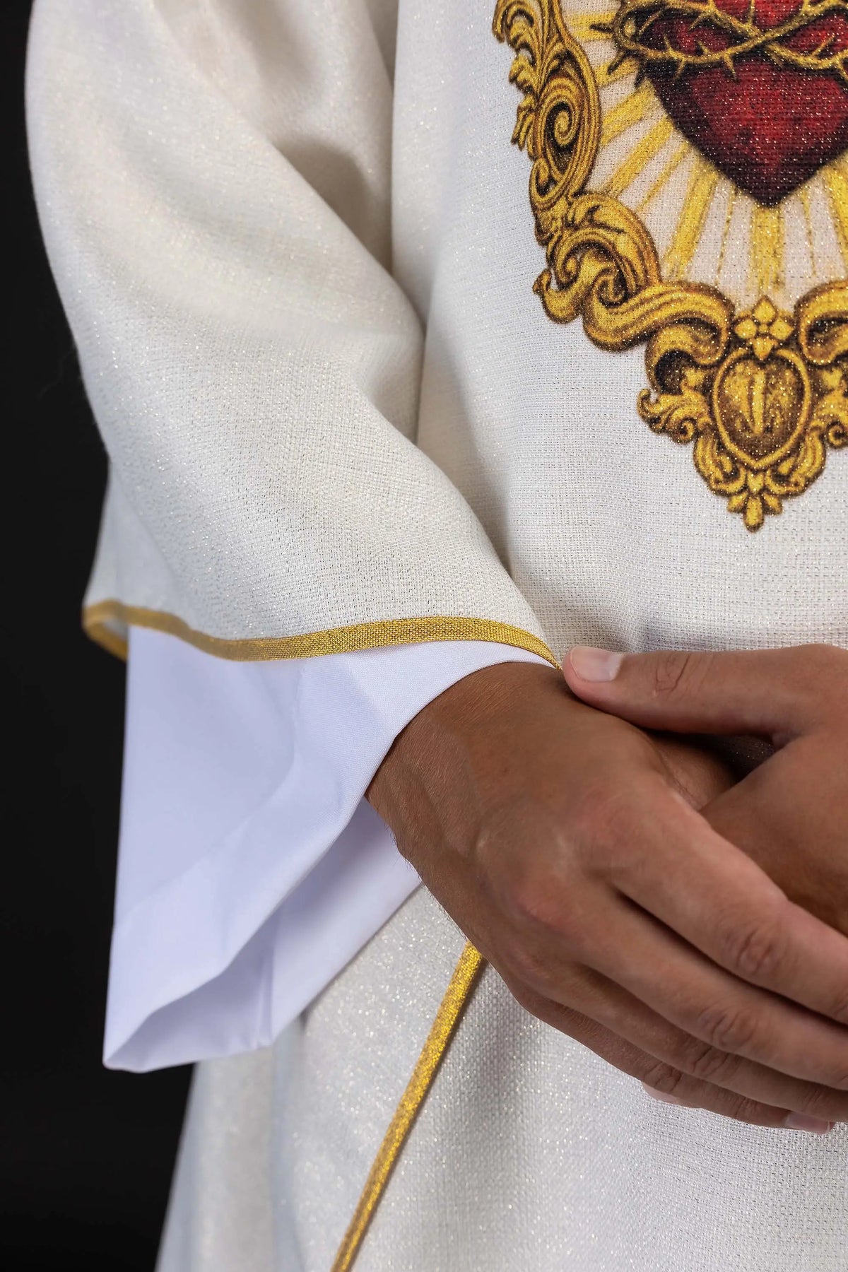 Bianco casula con Sacro Cuore di Gesù, dettaglio del bordo dorato