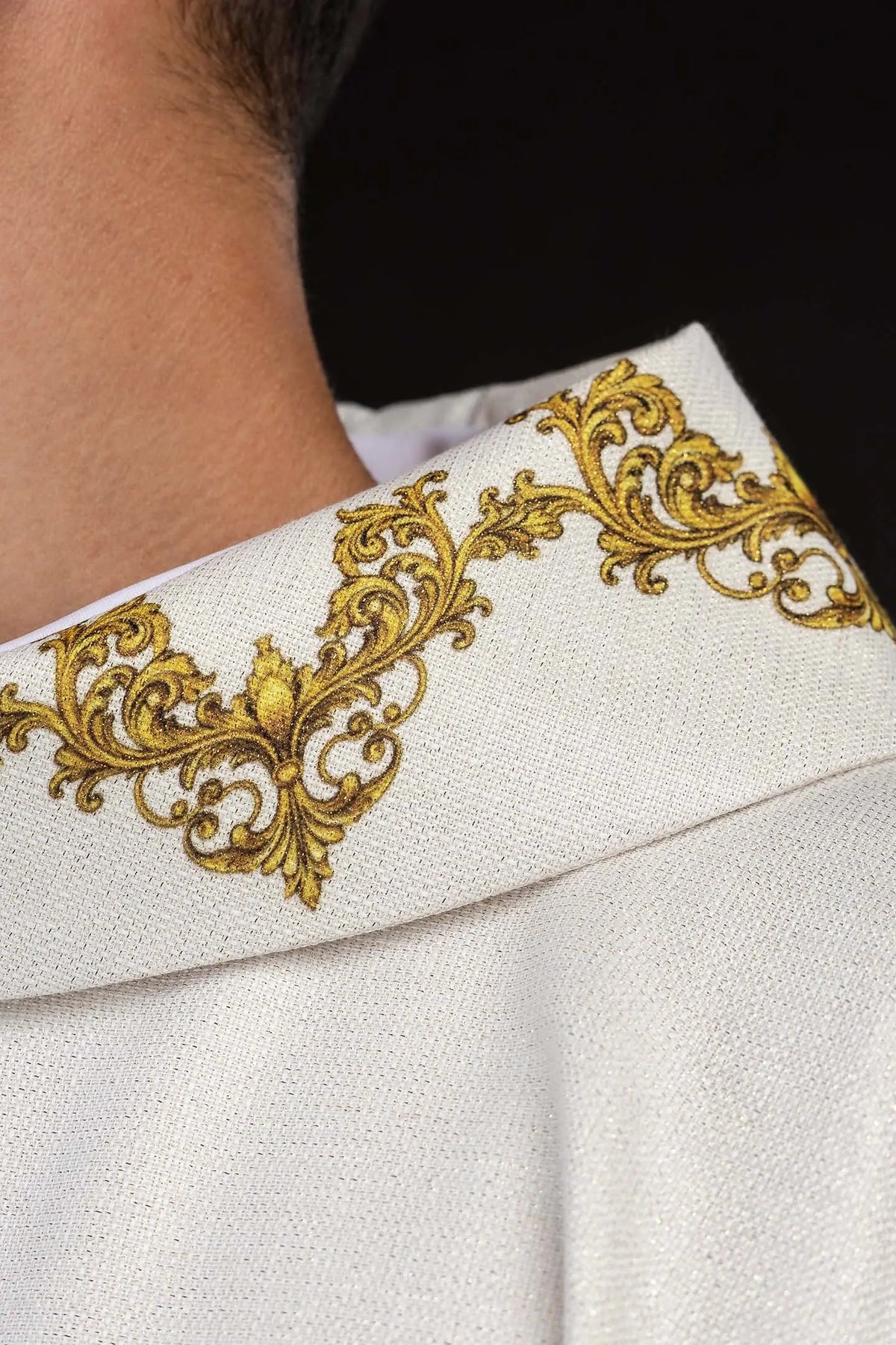 Bianco casula con Sacro Cuore di Gesù, dettaglio del collo ricamato