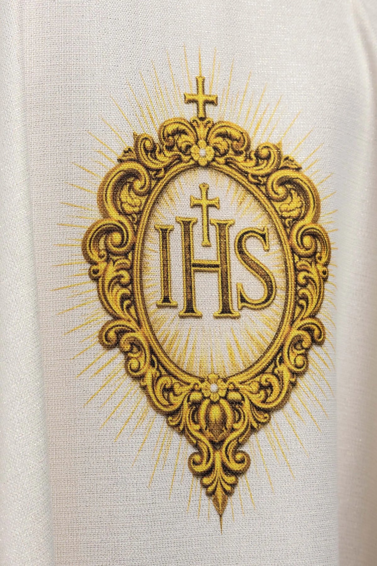 Bianco casula con Sacro Cuore di Gesù, primo piano del monogramma IHS