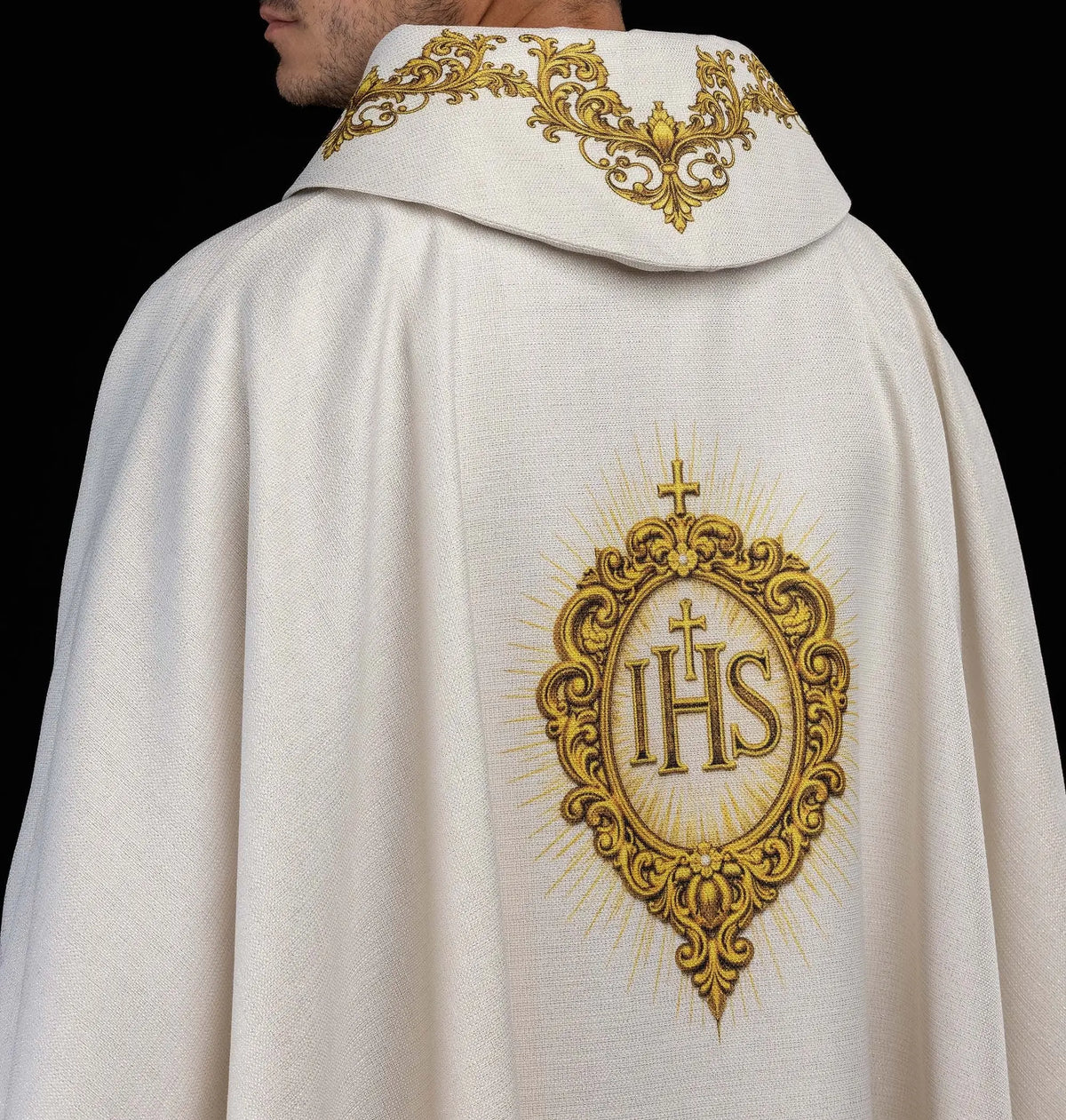 Bianco casula con Sacro Cuore di Gesù, vista posteriore indossata