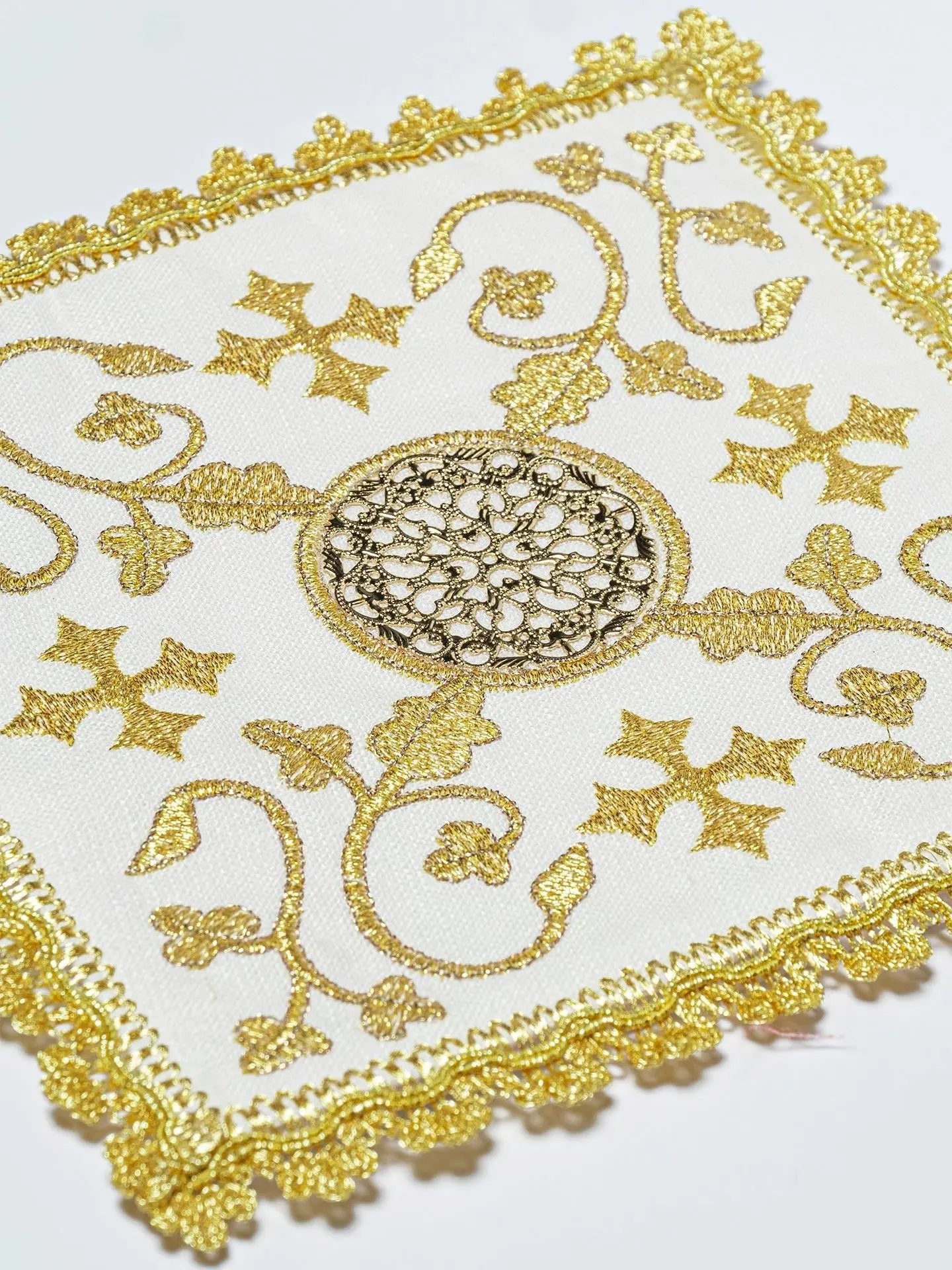 Richly embroidered cup set