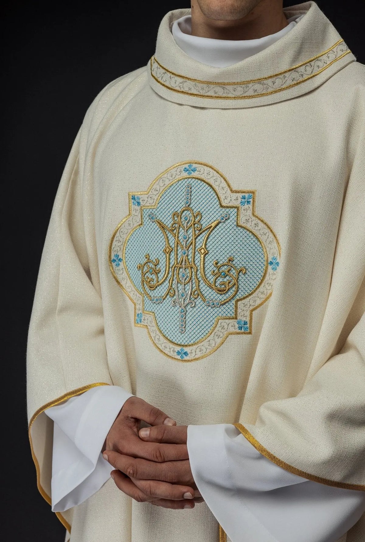 Marfim ecru casula mariana bordada com motivo mariano, vista frontal aproximada
