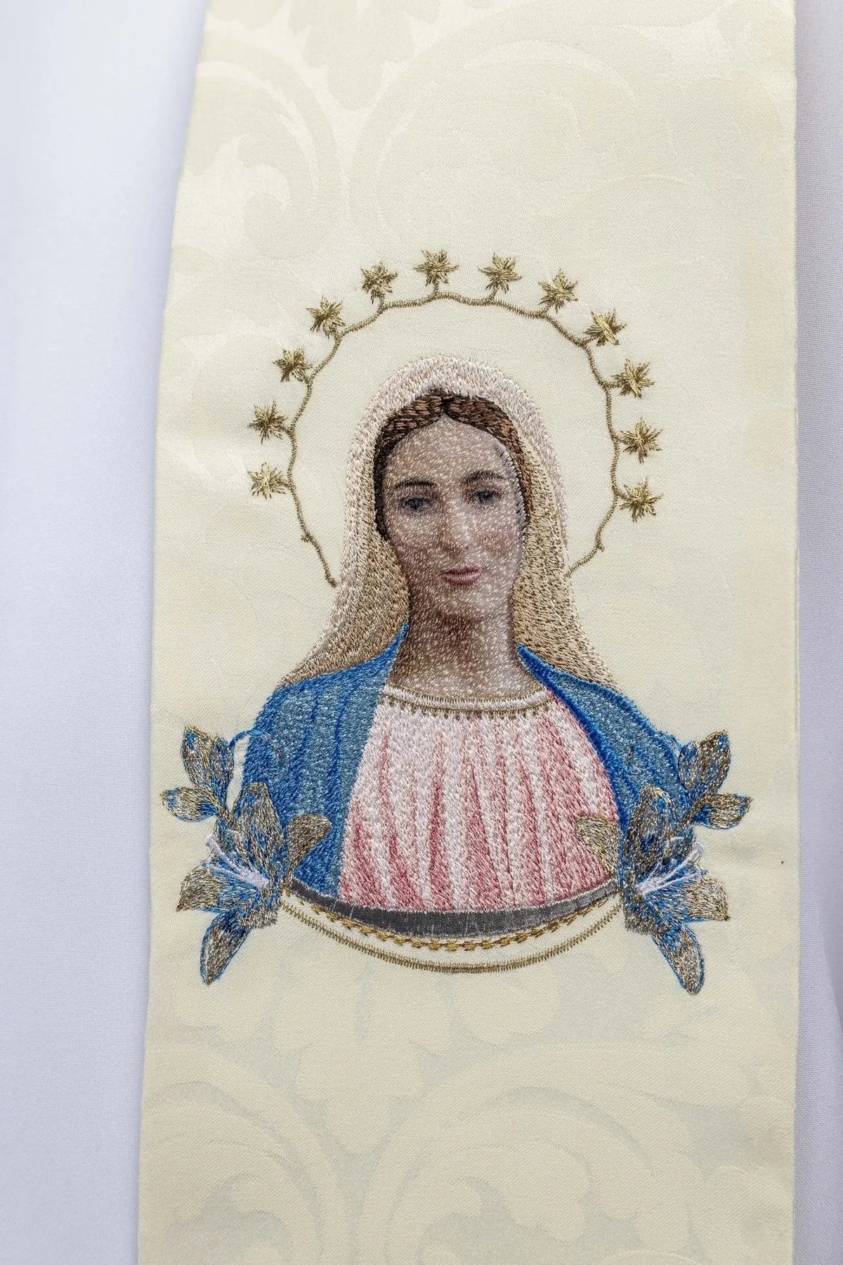 Avorio stola ricamata con immagine della Madonna, ricamo in primo piano