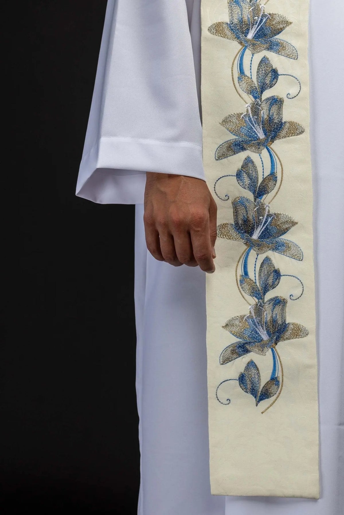 Avorio stola ricamata con motivo floreale blu e dorato, dettaglio laterale