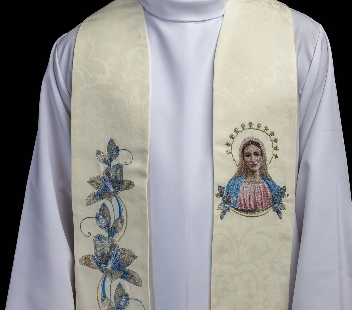Avorio stola ricamata con immagine della Madonna e fiori, vista frontale ravvicinata
