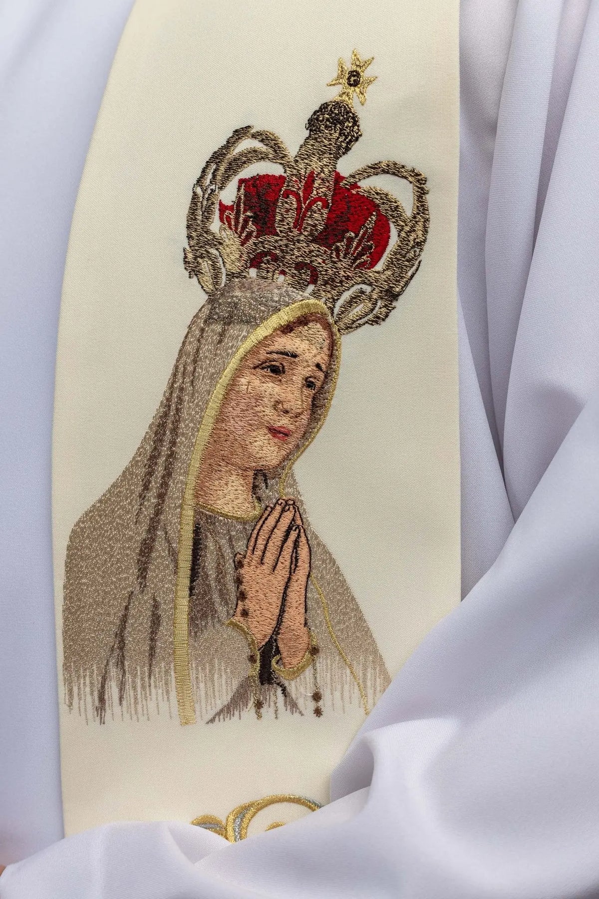 Ecru stole with Our Lady of Fatima, embroidered close-up