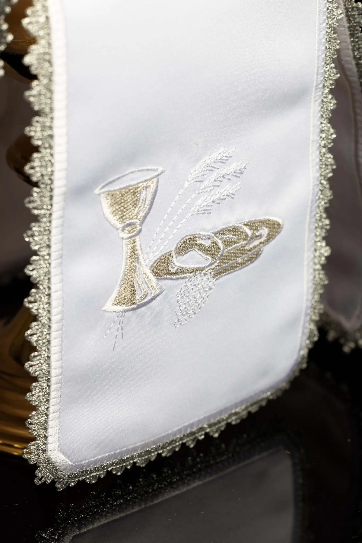 Branco véu de âmbula com cálice, hóstia e espigas, close-up do bordado