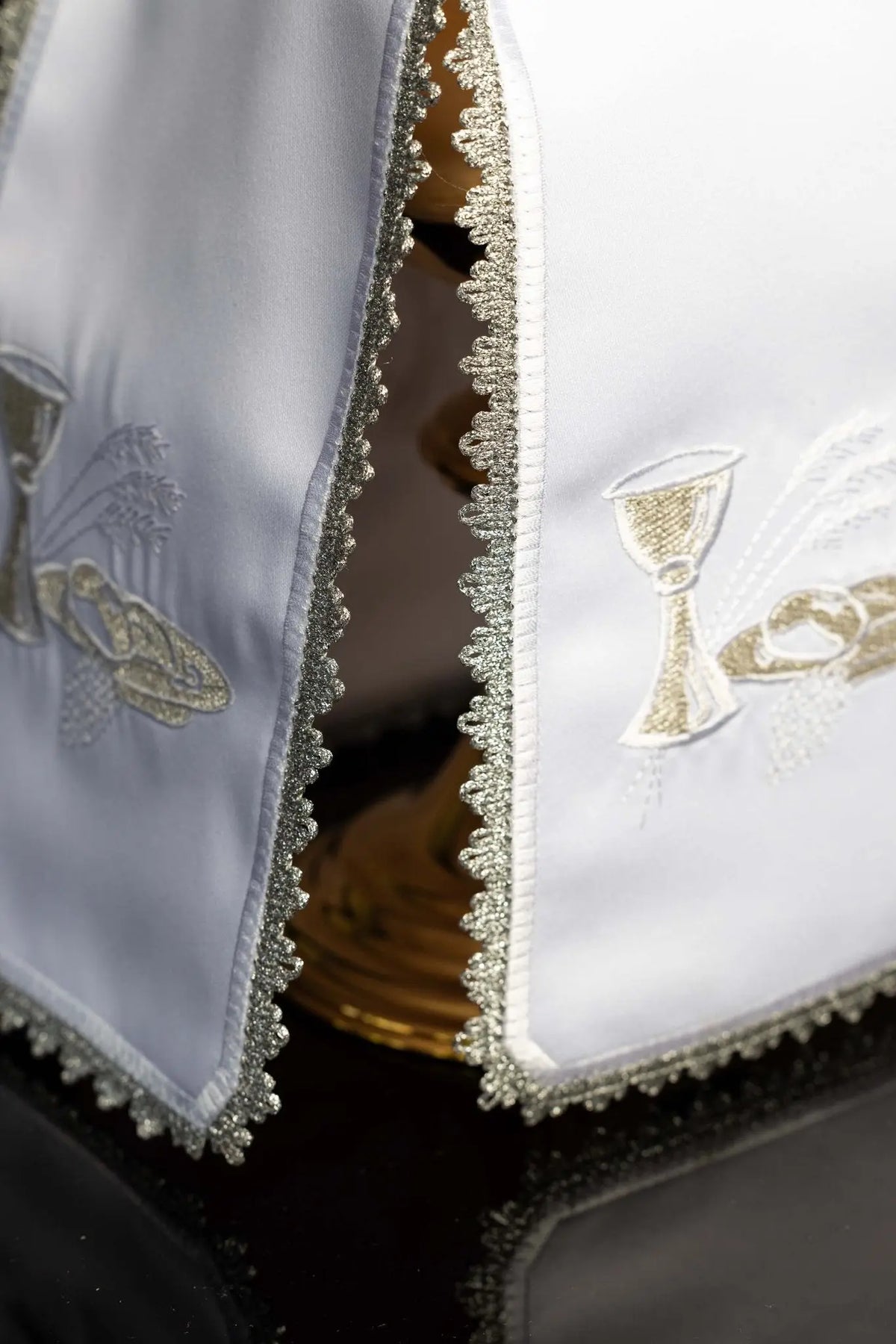Branco véu de âmbula com cálice, hóstia e espigas, detalhe lateral