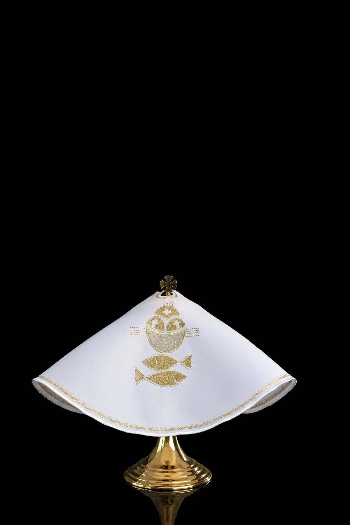 Branco véu de âmbula com bordado dourado de pão e peixes, vista frontal