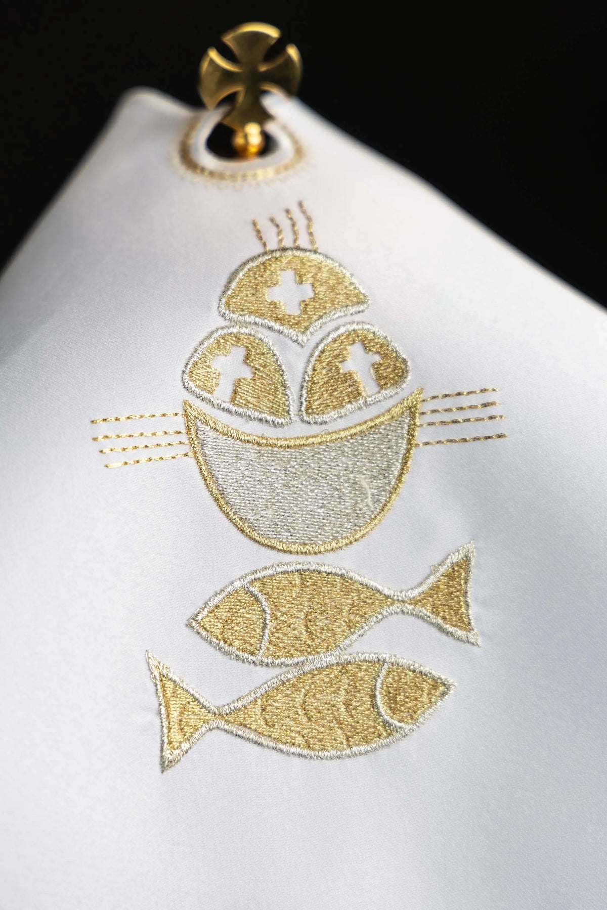 Branco véu de âmbula com bordado de pão e peixes, close-up frontal