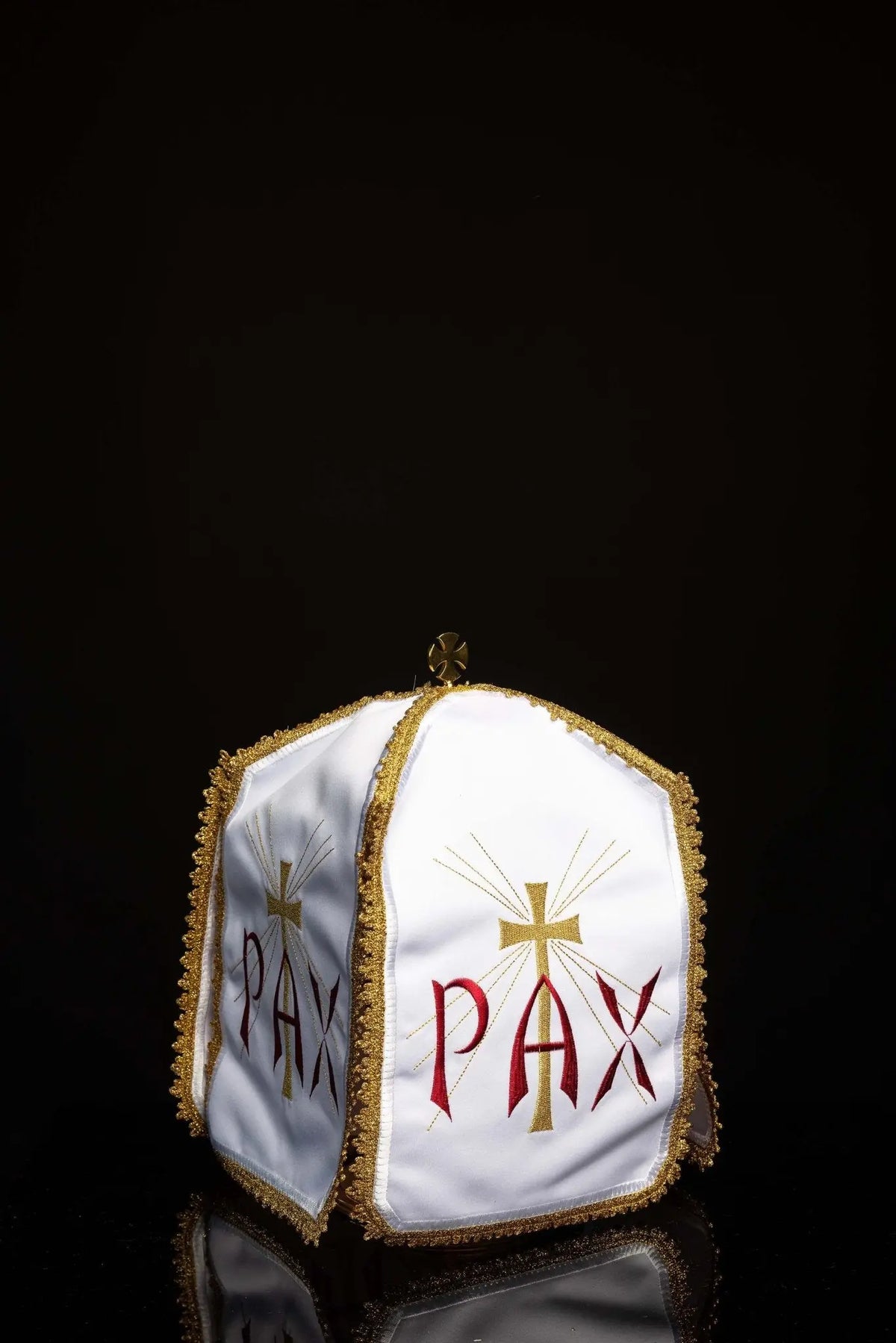 Branco véu de âmbula com bordado PAX e cruz cercada por raios, vista frontal