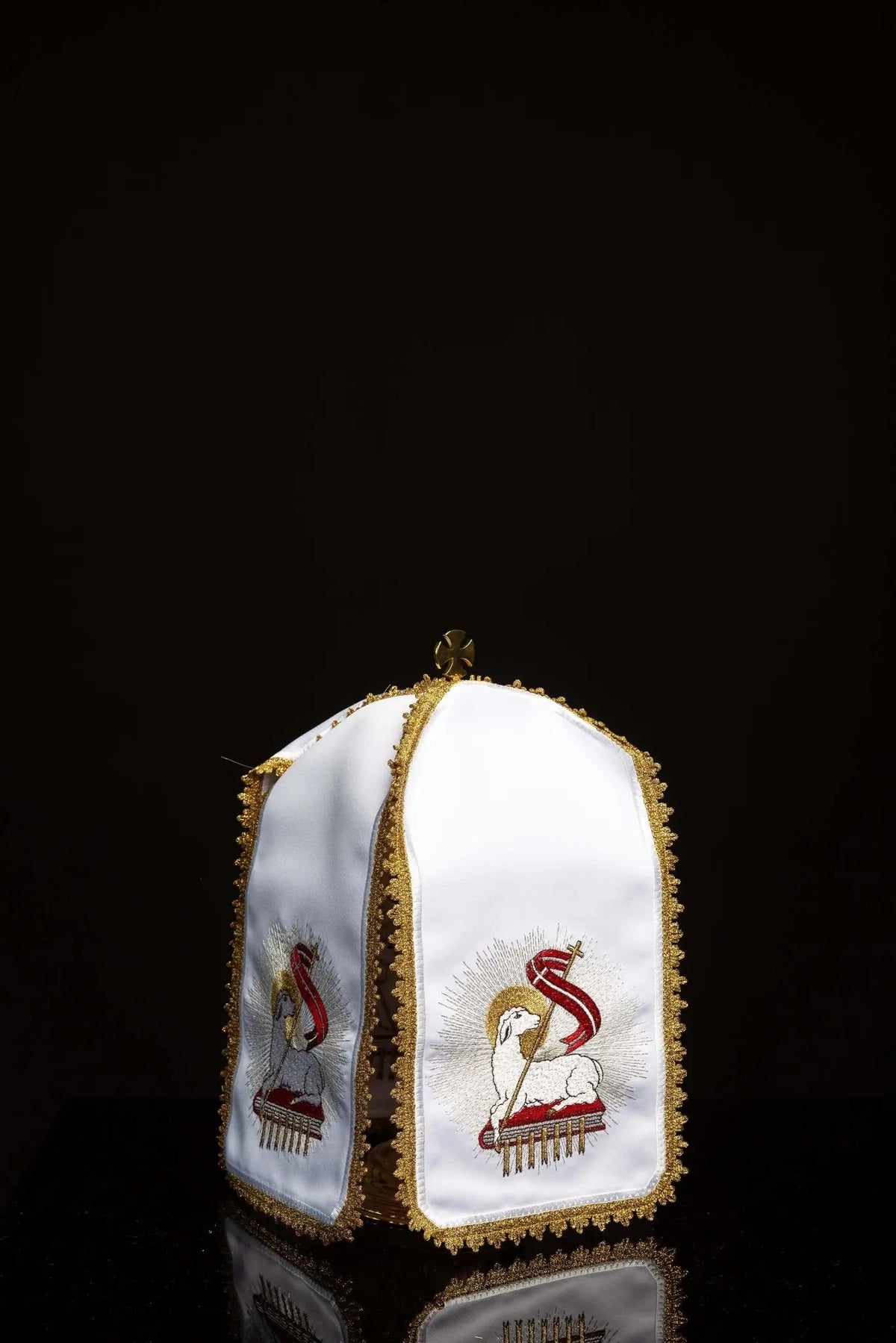 Bianco velo per pisside per il Tempo di Pasqua con l’Agnello pasquale ricamato, vista frontale