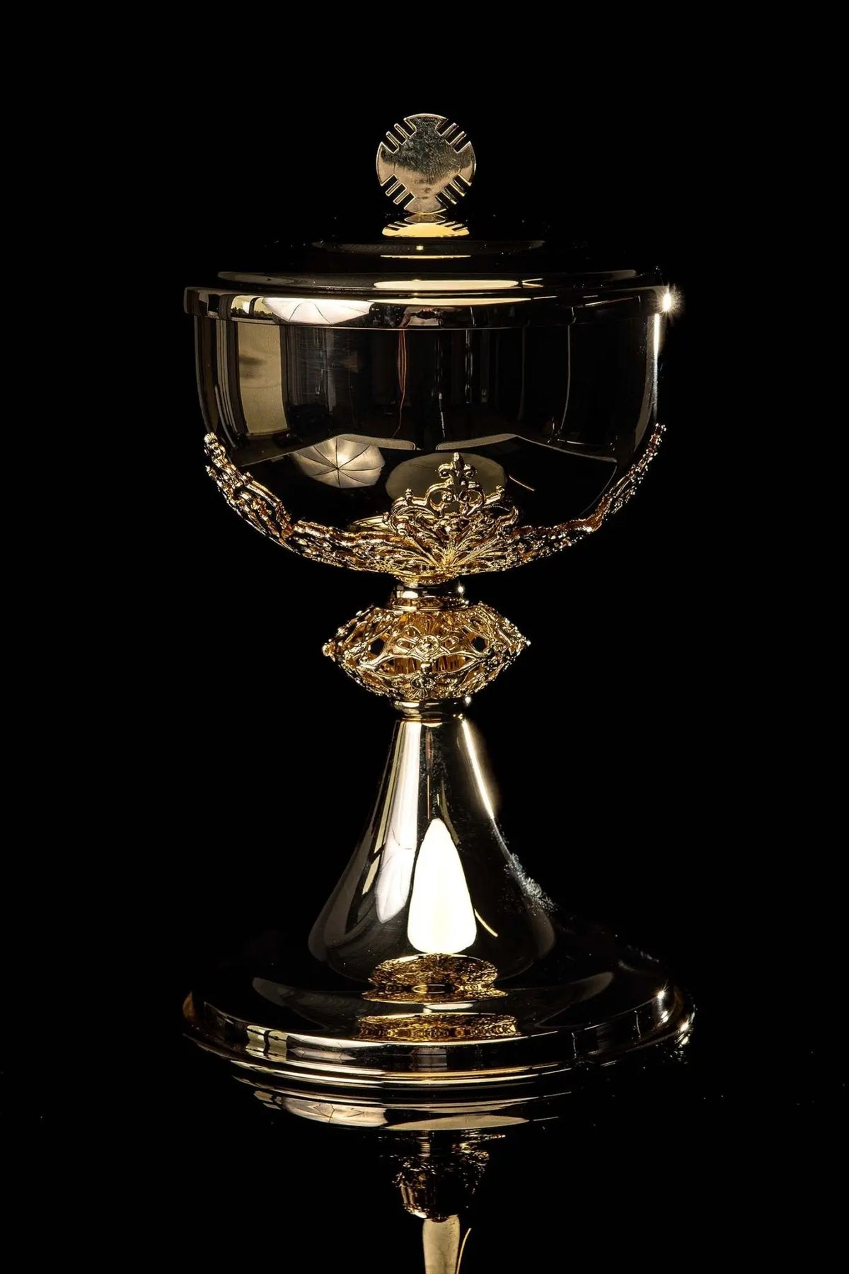 Gold-plated brass ciborium with floral ornaments, full front view