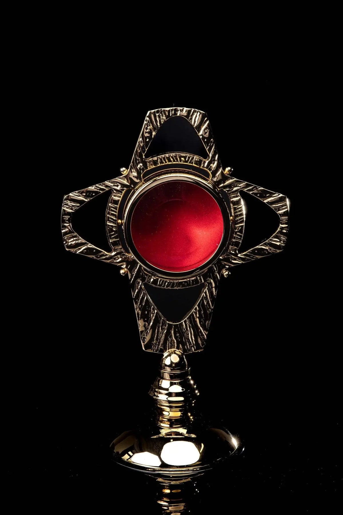 Reliquiario a forma di croce in ottone dorato, realizzato a mano, con inserto rosso, vista frontale
