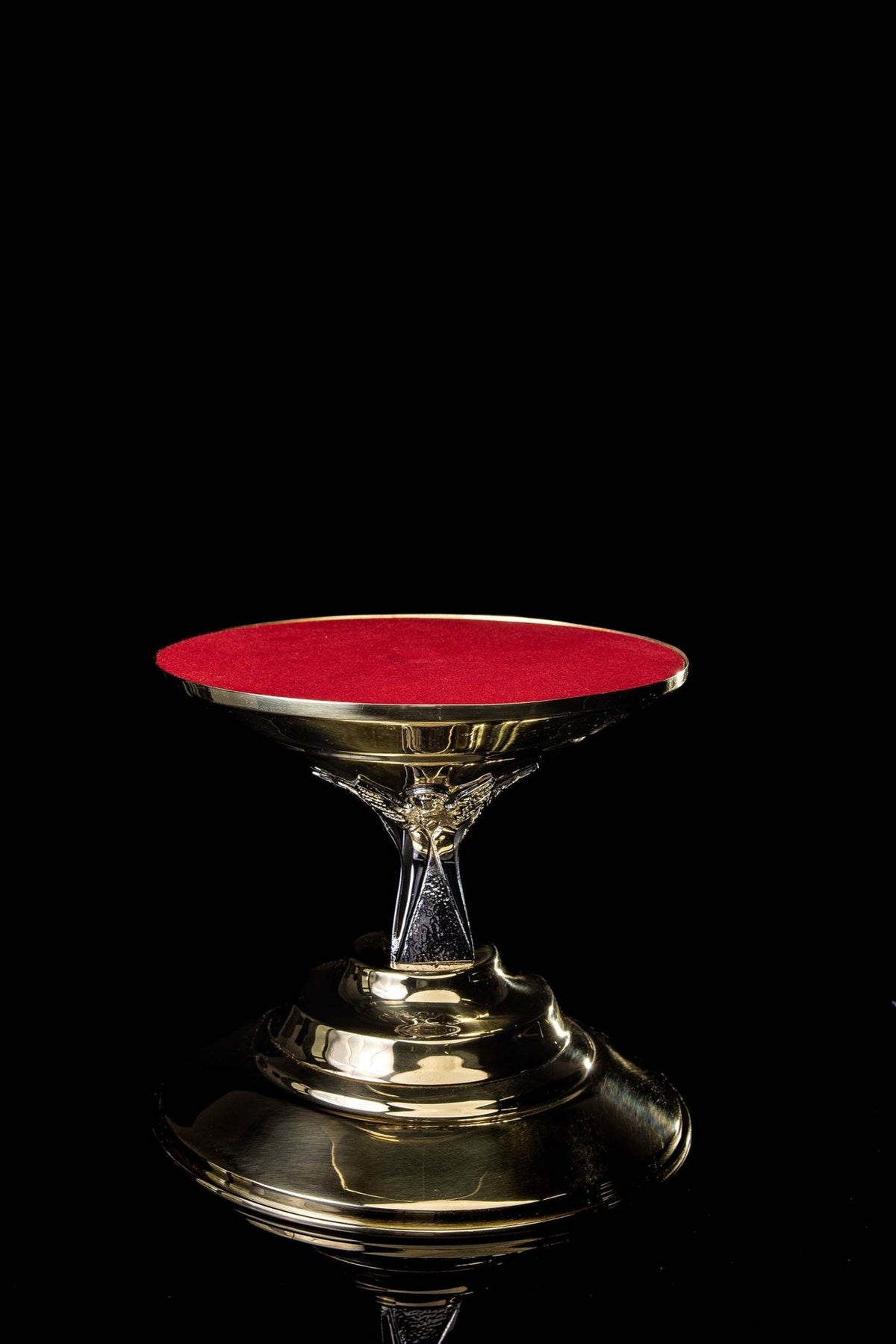 Gold-plated brass thabor table with angel motif, full front view