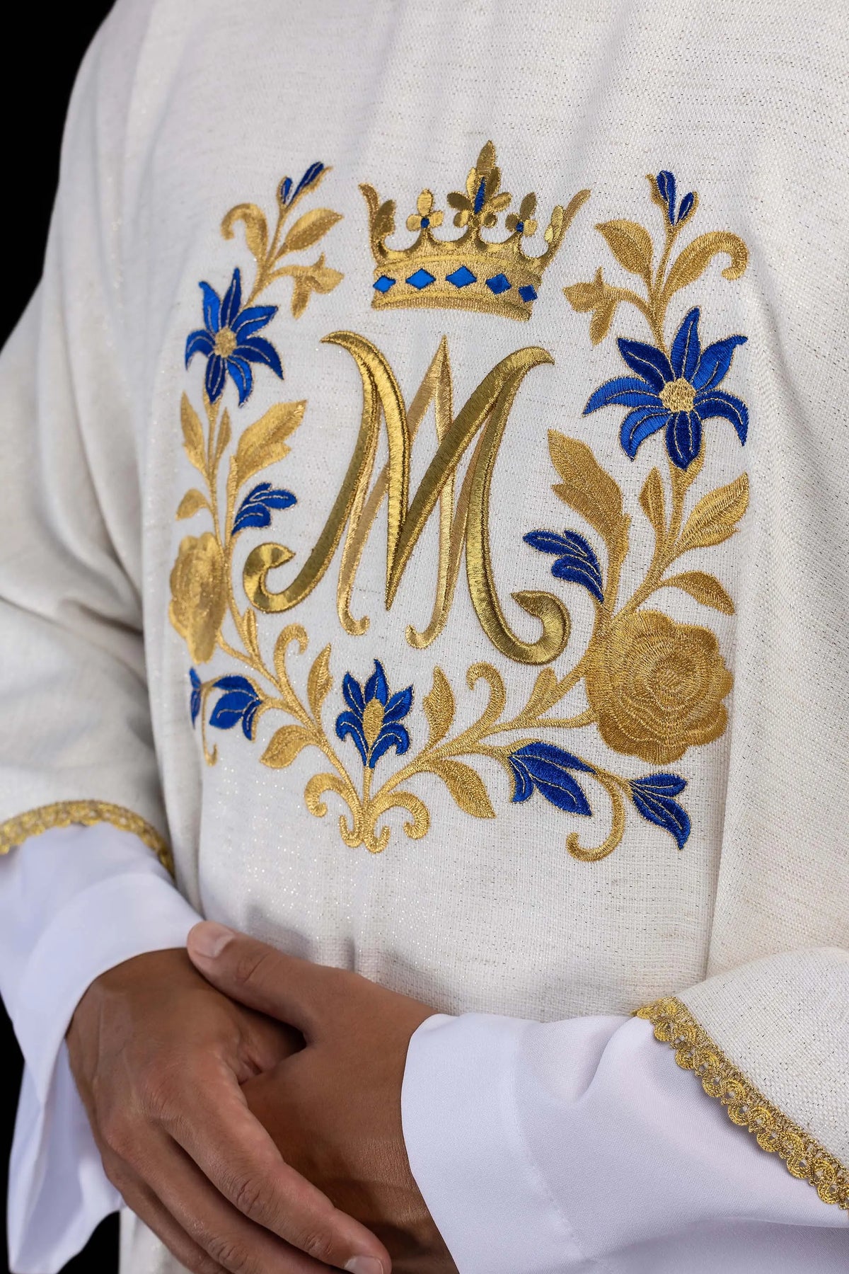 Dalmatica avorio con monogramma M ricamato, primo piano frontale