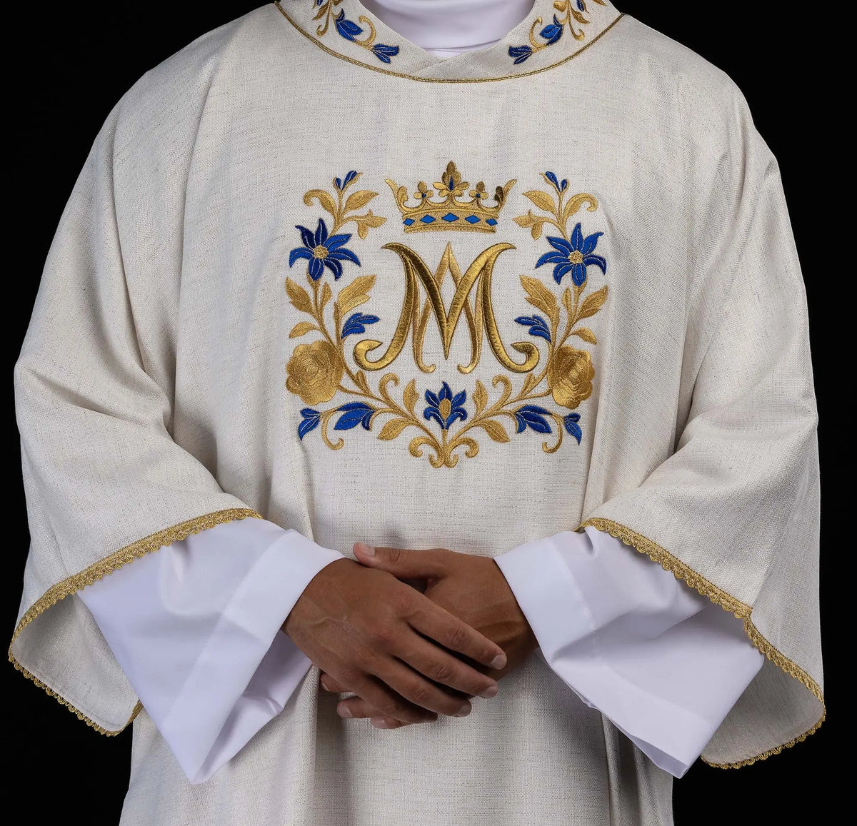 Dalmatica avorio con monogramma M ricamato, vista frontale ravvicinata